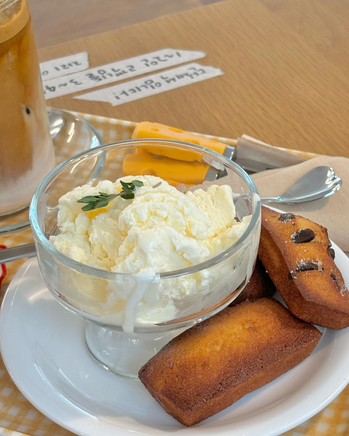 오랜만에 맘에 드는 카페 발견 ,, 💛
인테리어부터 디저트들까지 다 너무 맛있고 귀여웠던 장소

흑임자크림라떼는 정말 거짓말 안 하나도 안 보태고 내가 먹어본 흑임자크림 중에 젤 맛있었다 ..
크림도 꼬소하면서 달달하고 중간에 같이 씹히는 쿠키들이 크림이랑 라떼랑 너무 잘 어울렸다
너무 단 라떼는 잘 못 먹는데 이건 적당히 기분 좋게 달아서 홀짝홀짝 하면서 다 먹어버렸다 … ☕️☕️

할매입맛들 다들 먹어보기 
놀토에도 나온 디저트들이니 맛은 말모말모 🖤
담에 가면 황치즈갸또부터 소금빵까지 다 먹어봐야지 !!! 🥺🥺

•
•
•
•
•

💌 안양 카페 _ 카페채움