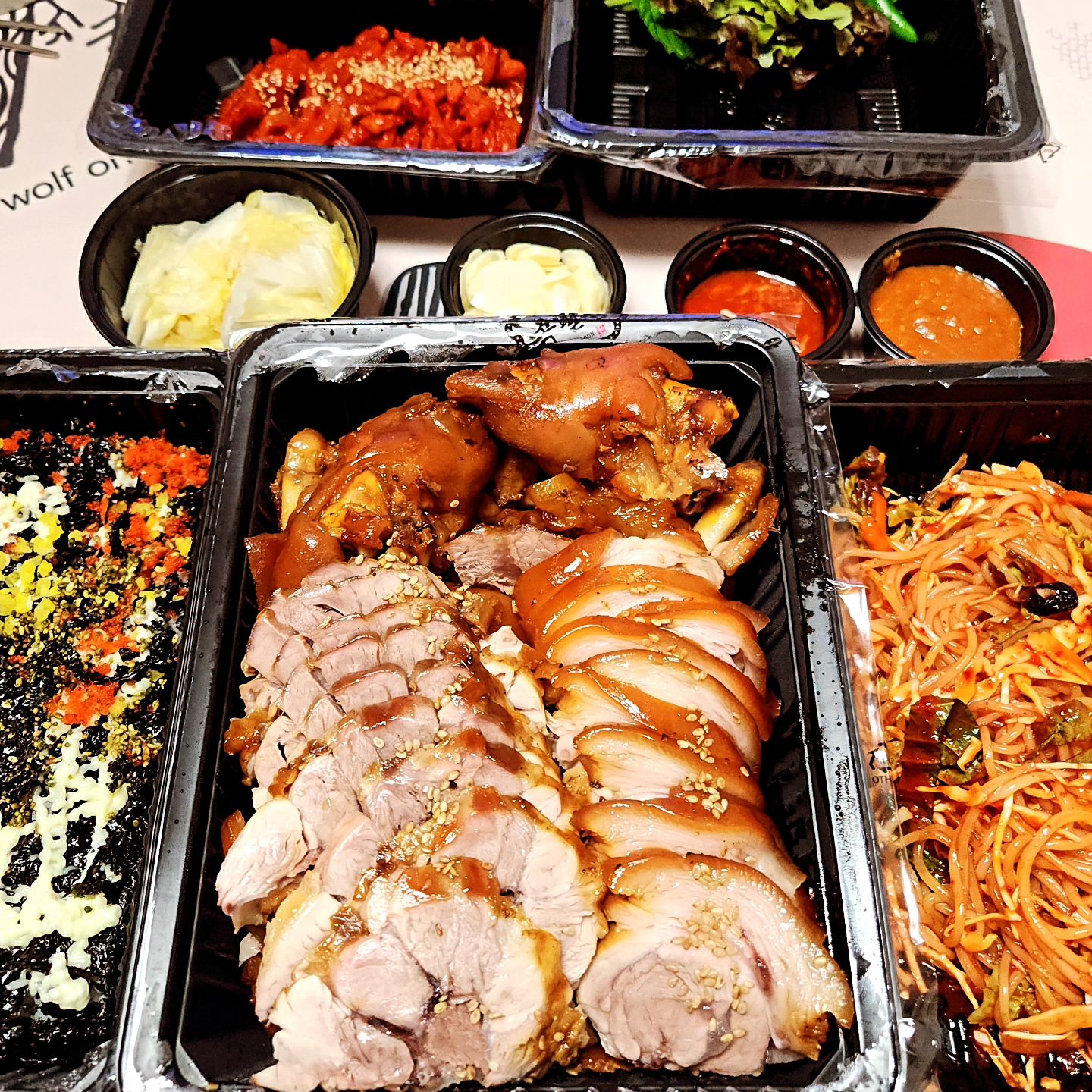 불금엔 족발

오늘 낮에 길 지나가는데 벚꽃 핀 곳이 있더라구요(3번째 사진)
아이구 만개도 아닌데 너무 예쁘네요 
주말부터 기온 올라가니 더 활짝 피겠죠?
활짝핀 벚꽃 빨리 보고싶네요🌸

그나저나 족발 야무지게 먹고
배라 찾으러 가야해요
딸이 배라 파워퍼프걸 파우치 사전예약 해놨다고
아놔 이놈의시끼
내껀?ㅋㅋ
.
.
#배라 #파워퍼프걸
#족발 #불금 #맛저 #야식스타그램