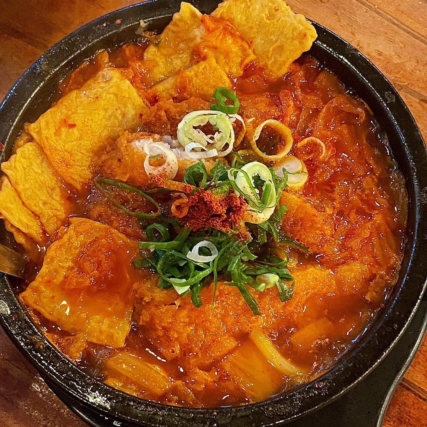 #역전할맥

가성비있게 맛있게 먹기좋아서 자주 방문한 역전할머니맥주 🤍

요즘은 동네마다 하나씩있구 안주종류도 다양하다보니 간술하거나 2차, 3차로 많이 찾아갔던 기억이 ㅎㅎ

갈릭빠다 감자튀김은 역전할맥가면 무조건 시키는 메뉴가 되었꾸요 

돈까스 김치나베도 돈까스, 우동, 오뎅 등 푸짐하게 들어있어서 배고플 때 먹기에도 딱이에요 ✨

재출시된 새우마빡튀김 꼬숩하면서 빠삭한게 과자처럼 집어먹기좋은 맛이여서 가볍게 먹고싶을 때 시키기 딱인 것 같아요 😚

퇴근하고 할맥가서 생맥한잔 하는것만큼 행복한게 또 없는 요즘입니닷 🤭

🏁 yeokjeonbeer_official 

☑️ 돈까스 김치나베 11,000(?)
☑️ 짜빠구리 8,000
☑️ 갈릭빠다 감자튀김 6,000
☑️ 새우마빡튀김 7,000

#역전할머니맥주 #할맥 #할맥메뉴추천 #짜빠구리 #새우마빡튀김 #할맥감튀