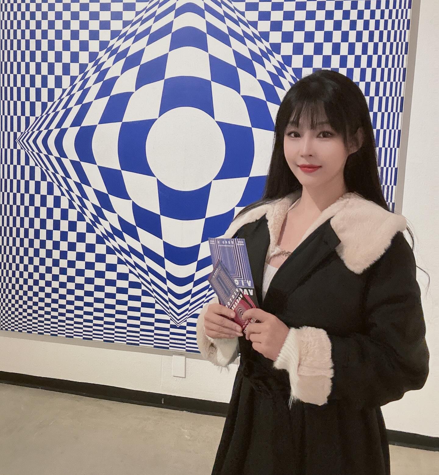 #광고 예술의전당 빅토르바지렐리[반응하는 눈]
33년 만에 한국 찾은 착시미술 창시자,
140점의 걸작 국내 최초 공개!
어린 시절 한 번쯤 그려 본 착시미술 기억하세요?
보기만 해도 빨려들 것 같은 착시미술의 창시
보고왔어요 ~~~ 전시회 뭐 볼까 하시는 분들 추천!
⠀
🪬 빅토르바지렐리[반응하는 눈] 전시 일정
2023년12월21일 ~ 2024년4월21일
10:00-19:00
예술의 전당 한가람 미술관
⠀
⠀
#빅토르바자렐리 #Victor Vasarely #예술의전당
#데이트 #전시회 #2023전시회 #2024전시회
#인플루언서 #인플루언서협찬 #협찬디엠 #협찬문의 #일반인모델 #촬영
⠀