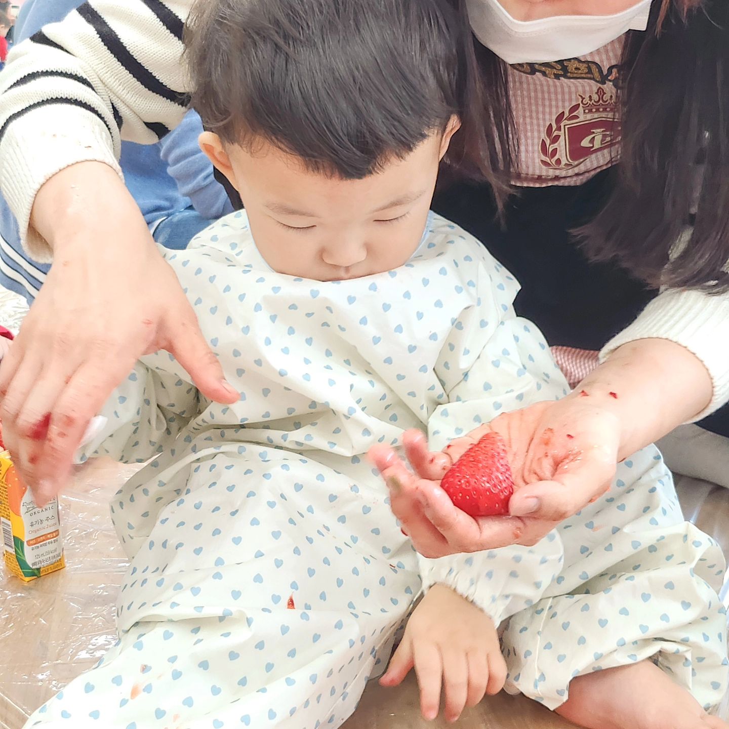 딸기 촉감 놀이 🍓
촉감 놀이보단 먹는거에 더 관심이 
많았던 태오 ✨️