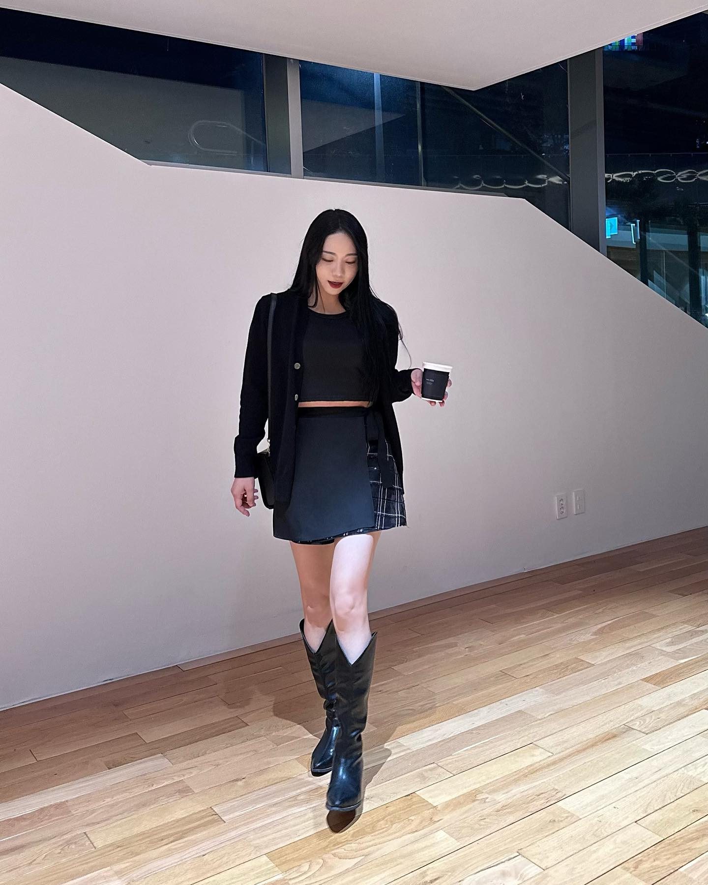theatre_officiel
발레 무드의 샤이닝  체크 랩 팬츠:)
디자인도 러블리한데 소재도 부드러워서 자주 입게 된당🖤

#디아트레 #여성복브랜드 #발레코어룩
#올드머니룩 #여성복