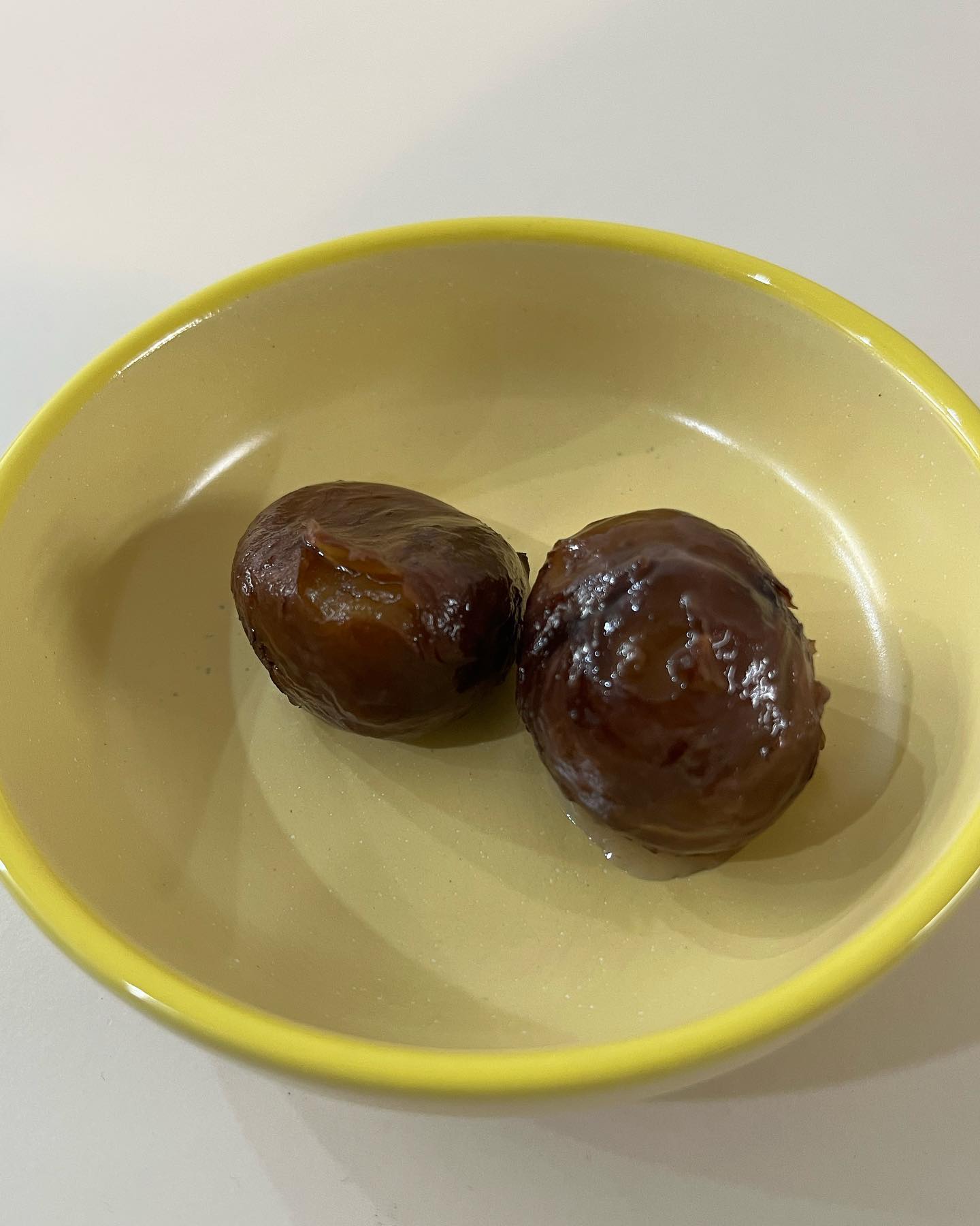 #보니밤 

어머님께서 한아름 주신 밤이 있어서
보니밤 만들어 봤어요😋

뭣모르고 퇴근하고 만들었다가
이틀에 걸쳐 만들었어요🤣🤣
먹어보니 맛밤느낌💕
보관할 유리병이 없어서 냅다 큰 통에 부어버렸어요🤣

통이 초록색이라서 맛있어보이는
비주얼은 아니지만 
자꼬자꼬 한알씩 꺼내서 먹게 되는
마성의 간식이에요😍

보니밤 만드는 꿀팁🍯
✨꼭 오전에 시작하세요✨

1. 밤이 잠기게 끓인물을 넣고 20분동안 밤을 불린다
2. 불린 밤을 속껍질은 내비 두고 겉껍질만 벗겨낸다
3. 벗겨낸 밤을 잠기게 물을 붓고 끓인다
4 끓기 시작하면 약불로 20분 끓인다
5. 3,4을 2번더 반복!
6. 속껍질의 털(?) 같은걸 제거한다
7. 손질한 밤과 물, 손질된 밤의 무게의 반만큼 설탕 넣고 약불로 30분 끓이기