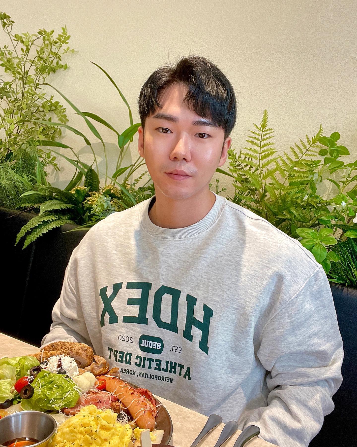 #협찬 #브런치빈 🥗🍔🍝
술 잔뜩 먹고 형이랑 다음날..🥹
저는 해장할 때 가끔 이런 열량 높은 음식들이
땡기더라고요!
브런치빈이야 이제 너무 유명해진 곳이지만..
이번에 또 좋은 기회로 신도림점 다녀왔습니다.
꽤 넓직한 내부였는데 런치가 되니 사람들이 
상당히 북적였어요. 그래도 빠르게 응대해주셔서
호다닥 주문하고 맛나게 먹었습니다🫶🏼
저는 샘플러, 스파이시 쉬림프 파스타,
클래식 비프 버거 요렇게 시켰어요ㅎㅎ

브런치빈은 이번 하트시그널4, 애프터시그널 
촬영지이기도 했는데요. 그래서 메뉴에 핱시SET가
있더라고요ㅎㅎ 아쉽게 저는 마침 주문이
어렵다고 해서 다른 세트로 시켰는데
핱시 세트 구성도 꽤 좋아보였습니다🤣

브런치빈은 어느 지점을 가나 음식이 참
푸짐하고 맛있어요ㅎㅎ 주말에 점메추 고민
하지 말고 브런치빈 달려갑니다🏃🏻

 #신도림카페 #신도림데이트 #신도림맛집 #신도림브런치카페 #신도림파스타 #신도림브런치맛집 #신도림파스타맛집 #신도림역카페 #신도림역맛집 #신도림역브런치카페 #신도림역파스타 #브런치빈신도림점 #신도림브런치