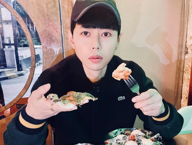 정승호 on Instagram: "협찬# @artmonsterbrewery 오늘은 수제맥주전문점 아트몬스터 영등포점에서 더블치즈페페로니🍕순살로제크림치킨🍗리코타치즈샐러드 그리고 메인메뉴인 수제맥