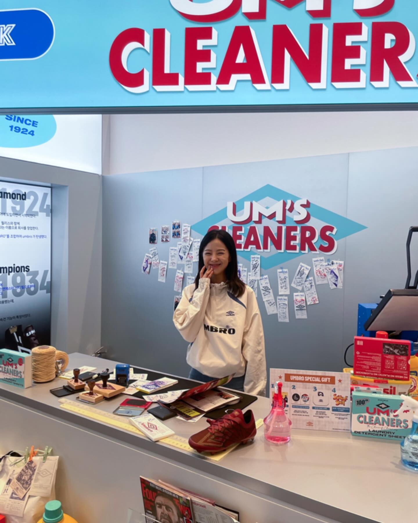 엄브로가 브랜드 창립 100주년을 기념하여 
[MRUM’S  CLREANS] 가 오픈했어요!🎉 

엄브로가 처음 시작된 공간인 세탁소에서 영감을 받아 브랜드의 헤리티지를 느낄 수 있는 감각적인 공간,✔[강남 신세계백화점 1층]에서 엄브로의 헤리티지가 가득한 다양한 상품을 만나보시기 바라요♡

#엄브로 #UMBRO #신세계강남 #팝업스토어 #엄브로100주년 #후드웜업아노락