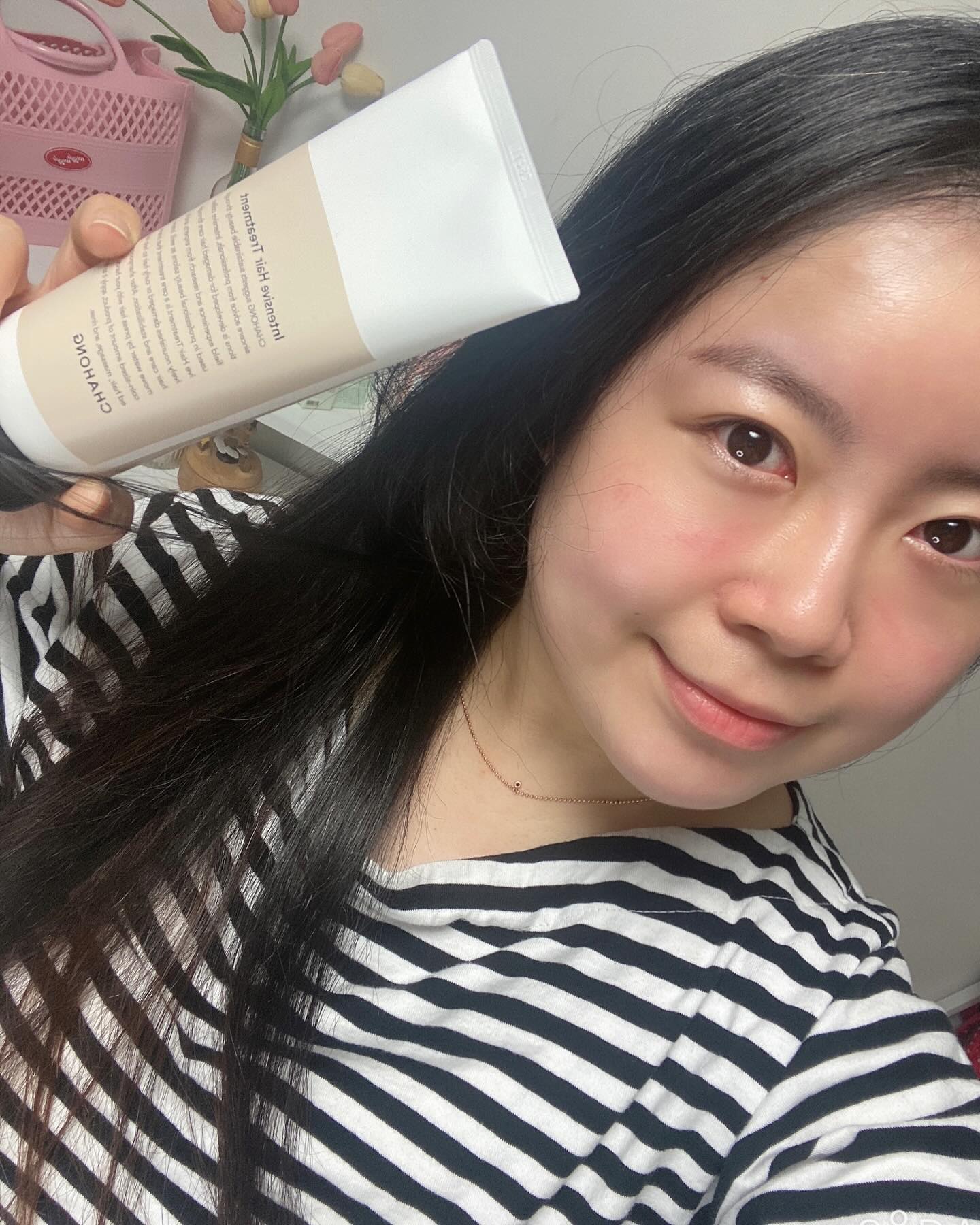 #협찬 차홍 인텐시브 헤어트리트먼트 💈

차홍하면 너무 알아주는데 써보니 이유를 알겠어요!
이날 특히 집에서 셀프염색하고 트리트먼트
사용해봤는데 이게 무슨일? 염색전보다 훨씬 부드럽..❤️

헤어스타일링 전문 차홍 살롱의 노하우와 전문지식을
구현한 완벽한 홈케어 트리트먼트에요!

모발에 집중 영양을 공급해서 모발케어+안정+펌
염색으로 손상된 모발 보호와 개선에 도움을 주는데
진짜 차홍이 차홍했다. .😆

💎 차홍 chahong_official 

#협찬 #차홍 #트리트먼트 #차홍트리트먼트 #올리브영추천템 #올리브영트리트먼트 #트리트먼트추천 #헤어트리트먼트추천 #컨디셔너 #린스 #셀프케어 #모발케어 #올리브영 #올리브영헤어 #손상모 #헤어케어