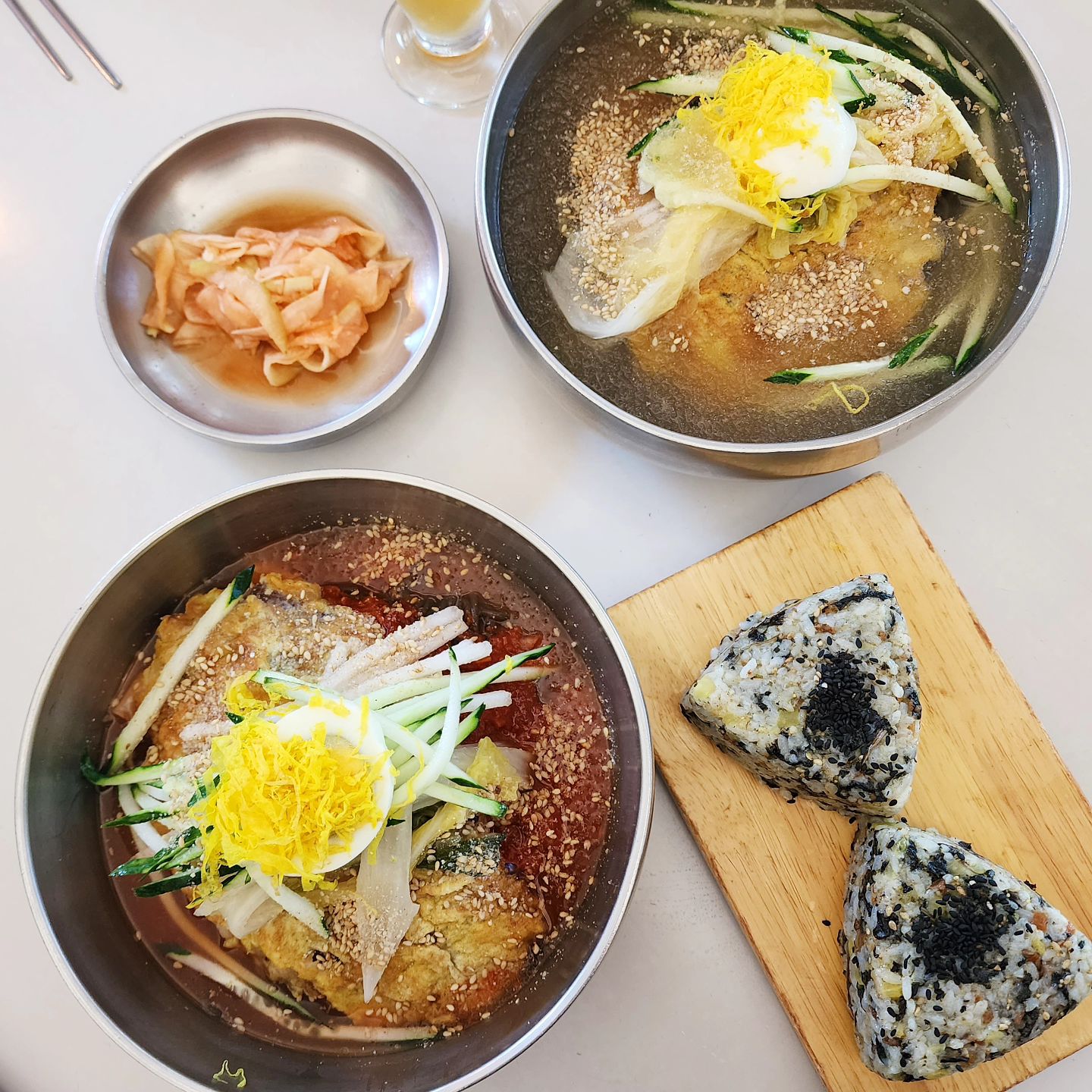 #협찬

너무 더워서 입맛을 잃어버린 우리가족🤐
🍜자가제면으로 전통을 이어가고
온육수가 정말 깔끔해서 또 생각나는 맛!
식사시간 또는 주말에는 웨이팅 각오!
정갈한 인테리어, 깔끔한 맛 진주냉면

육&해&공 깊은 맛이 
일품좋은 재료만으로
3년간 숙성간장으로 만든 
전통 진주식 물냉면 🍜

담백한 소고기육전과 함께
냉면 후루룩😁

항상 물냉면만 시켜먹었는데
오늘은 이상하게 물비빔냉면 땡겨요~

물비빔냉면의 원조집
양념이 완전 내스타일!
아들은 곤드레 주먹밥 아주 잘 먹음!
곤드레나물과 찹쌀 등 건강한 재료 가득!

주차장도 있고 친절하고 냉면 메뉴 다양해서
또 방문하고 싶은 냉면맛집

🏢 부산 남구 유엔로 214 진주냉면
☎️ 0507-1416-2777
⏰️ 영업시간 : 오전10시30분 ~오후9시

#부산맛집 #남구맛집 #진주냉면 #대연동맛집 #부산냉면맛집 #부경대맛집 #부산냉면맛집
#리뷰노트 #진주냉면대연본점