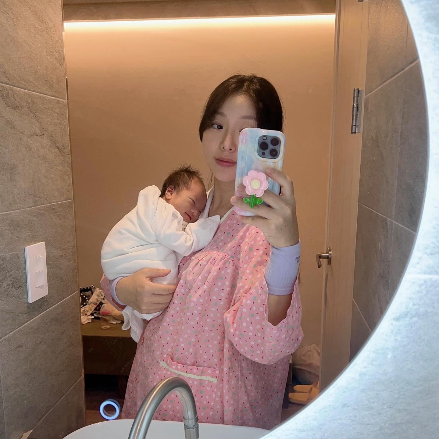 두번없을(?) 조리원 시절
배냇짓 넘 귀여운거 아니냐규
리아는 너무 폭풍성장해서 하루하루가 너무 아쉽다😂
하루하루 행복이 넘친다못해 흘러내림
추억이 몽글몽글몽글👼🏻