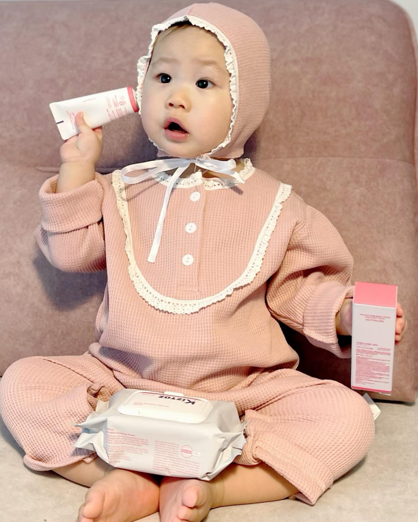 #협찬 
🧤봄날씨 언제 온답니까 ㅋㅋ 
우리애기들이랑 벚꽃놀이구경 가야능디😛

👉 kiztoz_official 에서 제품제공 해 주신 [무기자차 선로션+클렌징 티슈]입니다🎁
▫️감사합니당 ❤️

▫️저번에 놀러갔을때  클렌징티슈하나있으니 짐도 줄일수있고 넘 간편하고 좋더라구욥 👍 작은구성이지만 내용물은 30장 엠보싱면입니다
탄탄하고 잘 닦이더라구용 
저희는 얼굴닦고 헹구고 세면대닦고 우리후야 운동화도 닦아주었어요 ㅋㅋ

▫️무기자차 선로션은요
어린 아이의 피부를 촉촉하고 건강하게 자외선으로부터 지켜주는 안심 무기자차 선로션입니다 
향도 자극적이지않고 휴대하기도 편하고 아이혼자 바르기엔 한참 쓸거같아용 
화장품도 개봉후 최대한 빨리 사용해야하시는거 아시죠?
끈적이지않고 촉촉함에 반해버립니다
뭣보다
2in1작용해서 따따봉입니다

▫️어른이든 아이이든 클렌징이랑자외선차단이 중요한데요
이 제품은 휴대하기도 편하고 짱 좋습니다❤️❤️❤️

.
.
.
.
.
.
.
.
.
.
.
#키즈토즈 #키즈토즈클렌징티슈 #키즈토즈무기자차선로션 #아이선로션 
#남매샷  #남매스타그램  #남매맘 #육아맘일상  #도치맘  #일상  #육아스타그램 #선팔맞팔  #소통   #오오티디      #좋반사  #daily   #셀스타그램 #ootd  #데일리  #얼스타그램   #좋아요반사   #좋아요테러   #좋튀      #아들스타그램   #streetstyle  #fff #f4f  #셀피  #좋반사