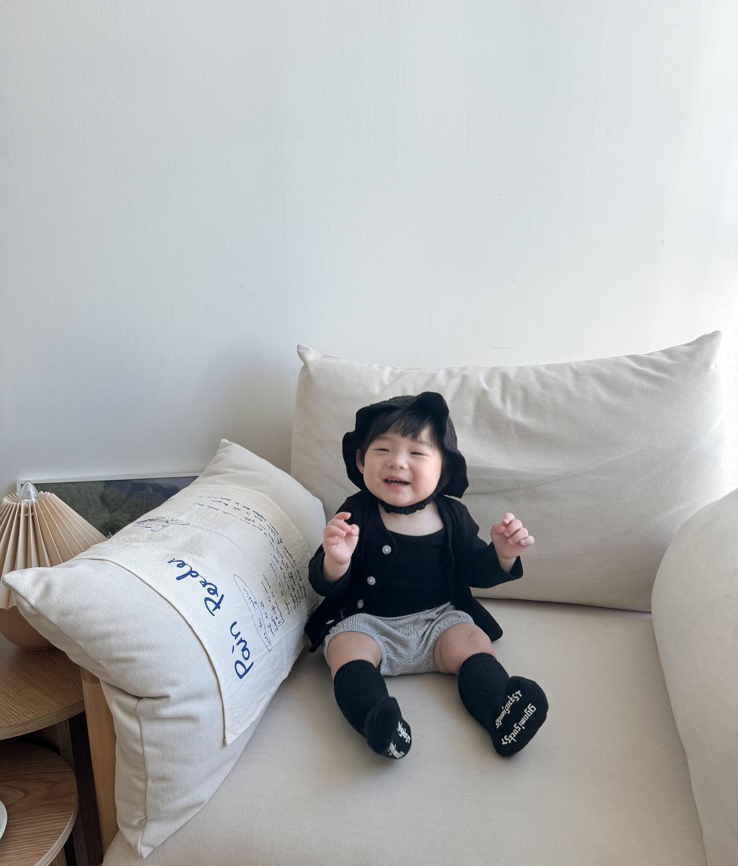 아직 작고 작은 나의아기 

• 어린이집의 4주차 처음으로 낮잠자고 
하원시간까지 있어보기 
• 아침에 자야할 시간에 어린이집을 갔지만 
잘놀고 잘먹고 낮잠시간에 잘 잤다고 한다 
• 너무 고요한 집의 시간 처음으로 혼자서
잠자고 글쓰고 시간을 보내었다 
조만간 남편이랑 데이트 해야지 🤍

• 피해갈수없는 콧물기침감기 
병원에 어린이집 친구들 다 만났다 😇
• 어린이집 가면 좋지만 또 보고싶은 
아이러니한 엄마의마음
• 유아식, 영어노출, 책읽기 등 엄마가되면서
고민이 조금 많아지는 시기 

• 육아를 잘 못하고 있는거 같은 요즘
아직 자기주도 못하고있고, 후기 이유식중이고
옹알이는 많이하는데 엄마, 맘마, 말고는 아빠도 잘 안하고
간식도 못해준거같.... 자기반성 🥲어렵다 육아

___

🏷️ 𝘂𝗻𝘂𝗻 | 𝟭𝟬𝗺, 𝟳𝟰.𝟴𝗰𝗺, 𝟭𝟬𝗸𝗴
👕 ᴍᴏᴏᴍᴏᴏᴢ ᴇssᴇɴᴛɪᴀʟ
 베이비 골지스판 가디건 3피스 세트 6-12개월 

moomooz_kr moomooz_essential