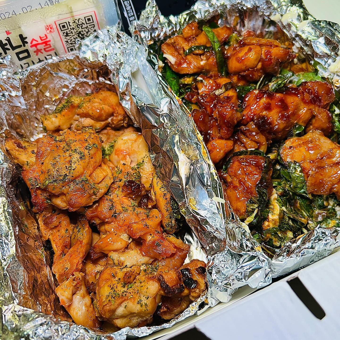 #광고 인생 숯불치킨 맛집 발견했습니다.

모든 순살은 닭다리살로 이루어져 있고, 
숯불향이 치킨박스에서 솔솔 나요

그리고 양념치킨이랑 깻잎이 이렇게 궁합이 좋았나요?!
다시 생각하니 또 침고여요;; 진짜 치밥하기에도 딱입니다.

소금구이는 적당한 간에 부들부들한 식감..
심지어 양도 많아요. 

가족들한테 뭐가 더 맛있냐고 물어봤는데, 
아직도 결정 못했습니다. ㅋㅋ 

아~ 얘도 맛있는데, 근데 얘도 맛있네;
담에 또 주문하자!!!!!

📍냠냠숯불두마리치킨 두정점 
봉정로 370 태조프라자 107호

🕐운영시간
연중무휴

💲주문
깻잎숯불양념+숯불소금 30,800원
+순살변경 1,000원

#냠냠숯불두마리치킨 #숯불양념치킨 #후라이드치킨 
#숯불치킨 #치킨추천 #배달치킨 #양념치킨 #냠냠치킨 
#간장치킨 #먹스타그램 #맛집추천 #치밥