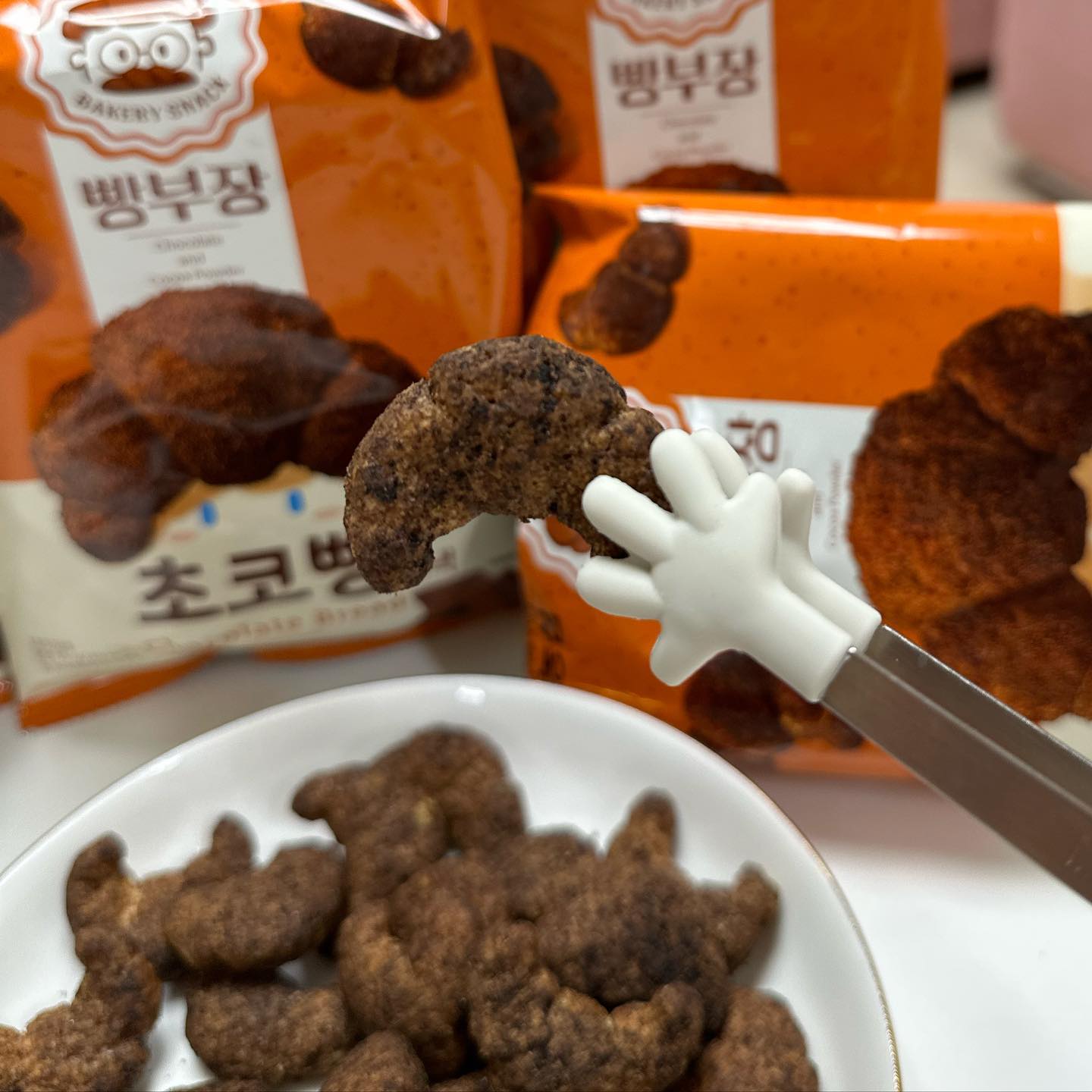 ⠀
#협찬
⠀
#농심 에서 출시한 #빵부장초코빵 스낵 🥐🍫
남녀노소 가리지않는 베스트 빵 👏🏻
초코크로아상을 스낵으로 만나봐요!
⠀
빵부장은 스낵연구원 방덕후부장이
평소에 좋아하는 빵을 활용해서 만들었다구해요 😊
⠀
🥐🥞🍞방덕후부장 취미: 빵지순례🥨🥯🥖
⠀
더티초코모양 콘스낵으로 코코아 파우더의
깊고 진한 #초코빵스낵 이랍니다 💛
⠀
달달한게 땡길때 이만한 과자가없어요😋
기분좋은 달달함이랄까 ❤🍫
⠀
빵부장 초코빵스넥은
빵맛집 메뉴를 웨이팅없이! 오픈런없이!
누구나 간편히 즐길수 있도록 연구했다고해요👏🏻🤭
⠀
남녀노소 좋아하는 부드럽고 바삭한 식감에
#빵부장 특유의 귀여운 모양의
#셀러뷰 #크루아상스낵 함께 즐겨봐요! 🤭💛