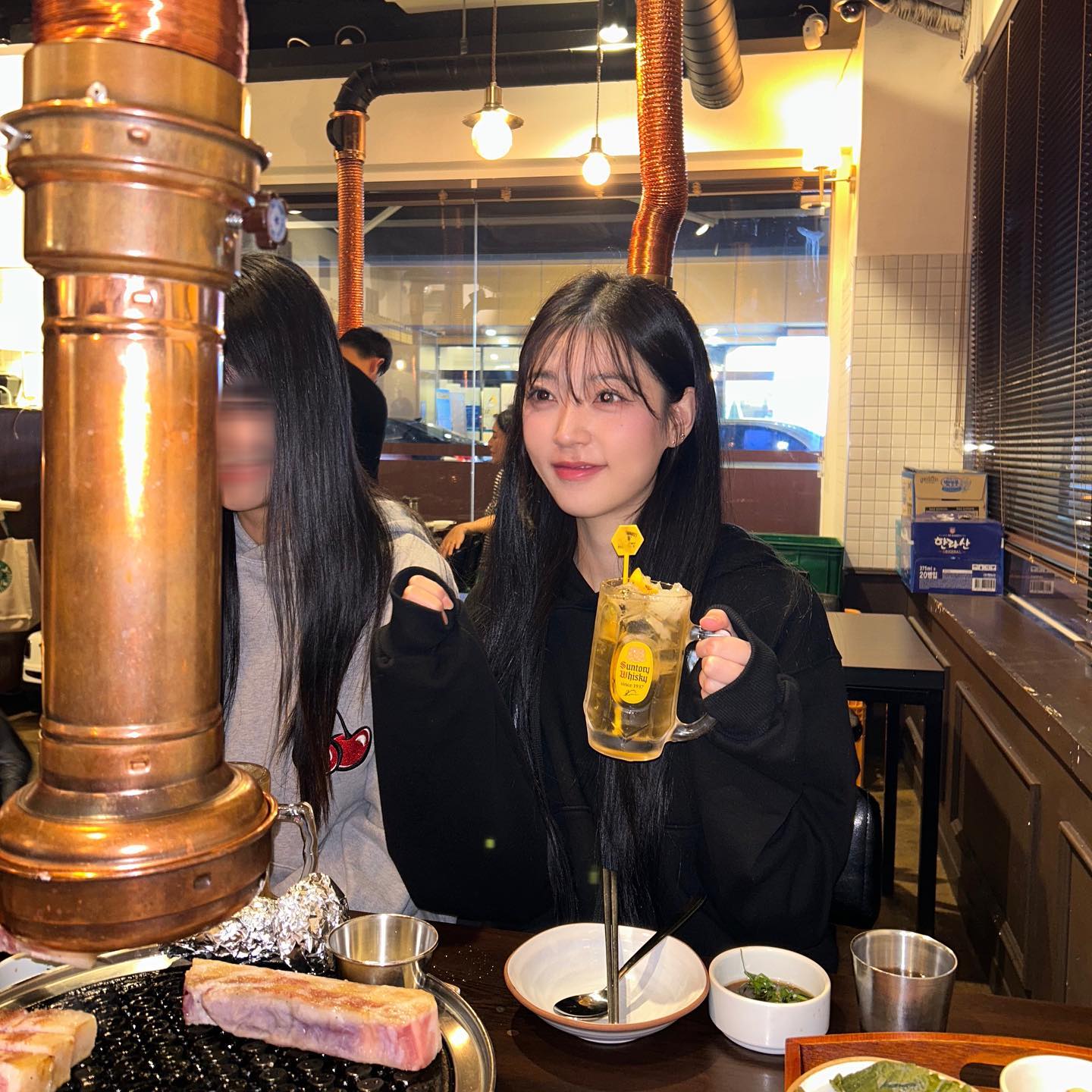 kangssi_moksam 너무 맛있어서 눈물 왈칵
원래 고기 먹으러 간다고 하면 가는 곳 딱 두 군데 있거든오••• 원앤온리 지고지순이었는데 하나 더 추가됐음 
 
삼겹살 드세요 개인적으로 삼겹살 강추 육즙 하나비 
하이볼 하나 시켜서 같이 먹어주면 찰떡콩똑임 
그리고 청어알 볶음밥 ㅠㅠ 사장님의 고백인가••• 설레서 입에서 눈물 흘리다 왔어요

드라이에이징 교차숙성 고깃집으로 완전 추천 ••• ♥ 남행도 함께 운영하는 곳이라고 하니까 가까운 곳으로 가보세용!-! 

#협찬 #강씨목삼#강씨목삼본점#봉덕동맛집#봉덕동#대구맛집#대구남구맛집#대구고기맛집#대구삼겹살맛집