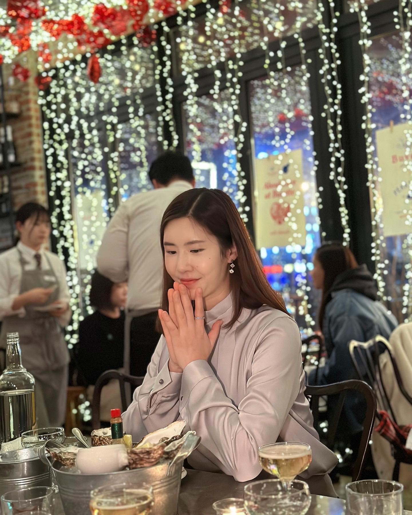 내일이 벌써 #valentineday ❤️
얼마전에 다녀온 부베트 생각나더라구요
발렌타인느낌 뿜뿜
뉴욕 최고 프렌치 식당 부베트 서울에 있는것도 신기한데
부베트 x 치즈플로 언제나 역대급 콜라보 🥹🙏🏻
하나하나 너무 소중한 맛이였ㄷ ㅏ🤤

그냥 남기는 심심풀이 밸런타인데이 정보 🍫🍩🍭
밸런타인데이의 유래는 3세기(269년) 로마시대로
당시 결혼은 황제의 허락 아래 할 수 있었는데
밸런타인(Valentine)은 서로 사랑하는 젊은이들을
황제의 허락 없이 결혼을 시켜준 죄로 순교한 사제의 이름이라고합니다
그가 순교한 뒤 이날을 축일로 정하고 해마다 애인들의 날로 기념하여
이날은 여자가 평소 좋아했던 남자에게 사랑을 고백하는 것이 허락되는 날이 되었다고 하네요 💕
다들 사랑스런 밸런타인데이 되시길 🙏🏻❤️

#부베트 #치즈플로 #압구정맛집 #서울브런치 #서울프렌치레스토랑