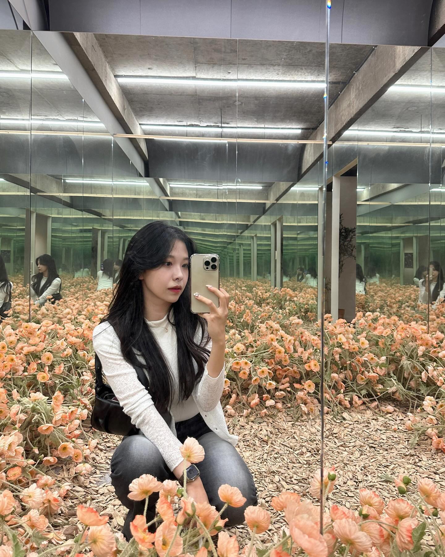 나는 꽃 사이에 핀 풀