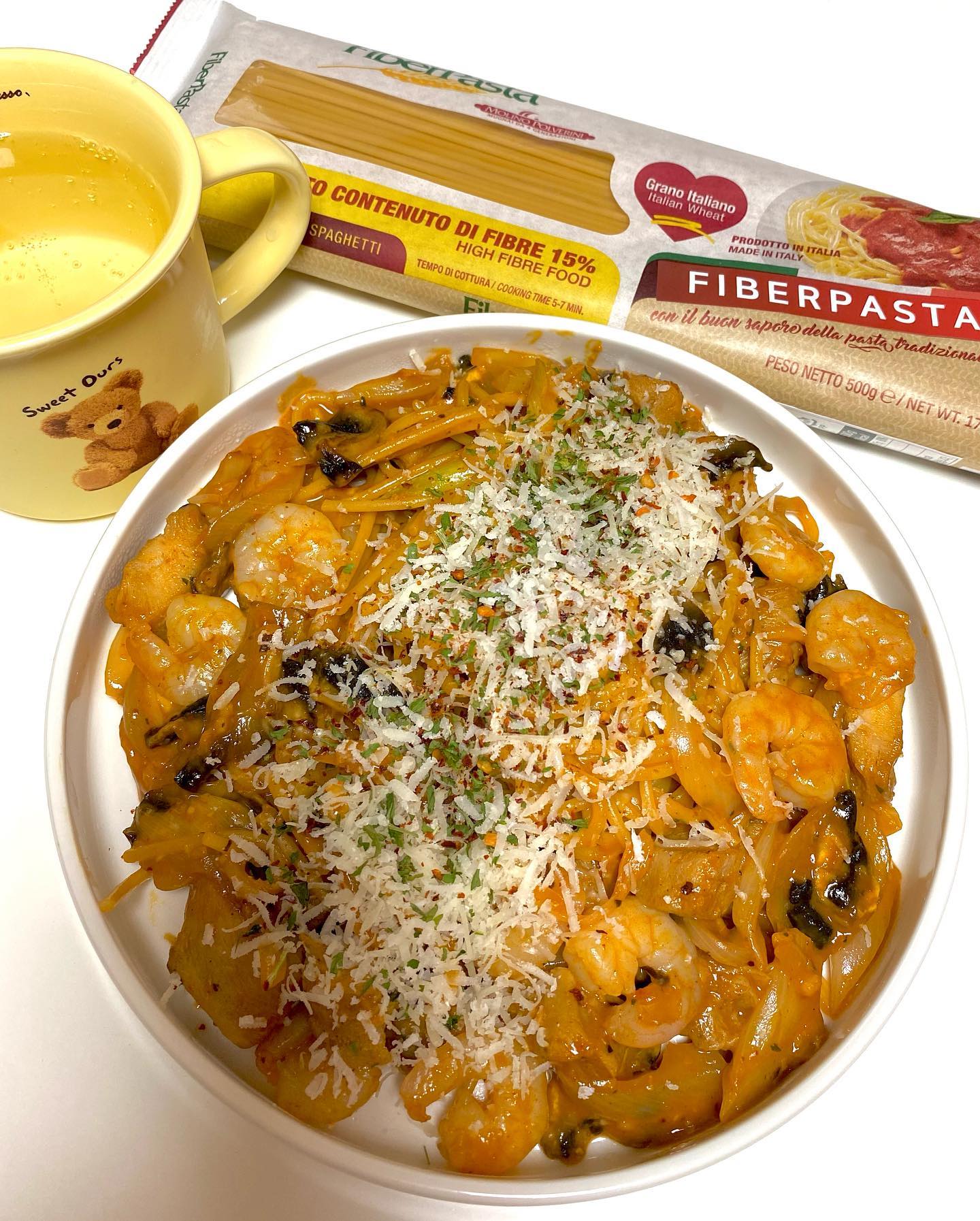 #제품제공
화이버 앰버서더 2기 2번째 요리
새우닭찌 로제파스타🍝🧡

식재료만 바꿔도 영양성분이 확 달라진다는 사실? 건강한 식재료인 화이버 파스타로 만든 요리는 탄수와 당은 확 줄이고, 단백질 함량은 높다! 같은 음식을 먹더라도, 더 건강하게 먹을 수 있다니,,🤭

양파, 양송이버섯, 새우, 닭찌 등 냉장고에 있는 재료 아무거나 막 넣어도 무방! 올리브 오일 두르고,야채 볶볶 해주다가 익힌 파스타, 면수 3스푼 투하 ! 소스 넣어주면 완성 ! 치즈, 페페론치노, 파슬리 가루로 데코 해주면, 더 풍미를 느끼게 해준다! 다음엔 무슨 파스타를 만들어 볼까나-🤔