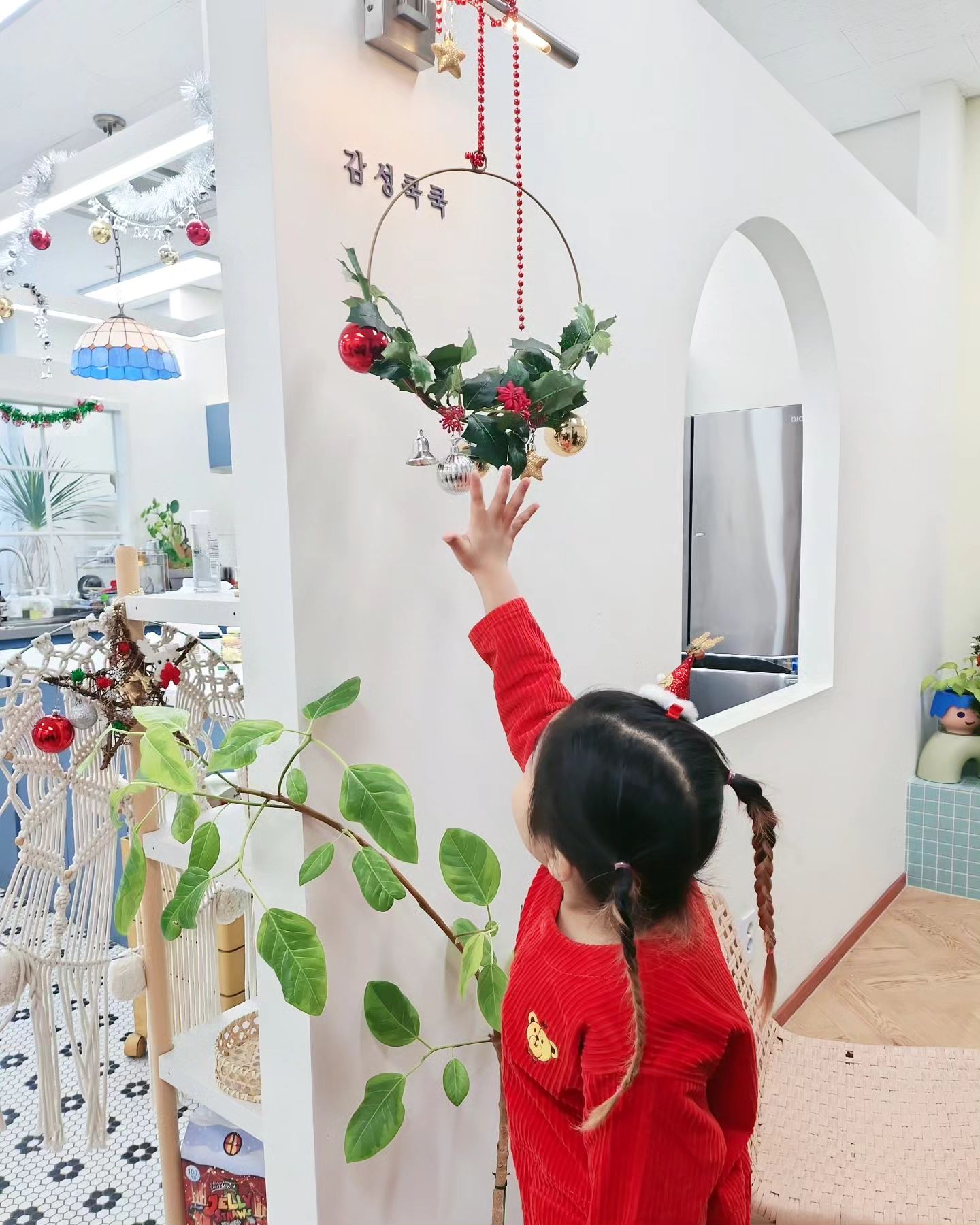 #크리스마스케이크만들기 

_

2달전부터 예약해뒀던 케이크베이킹🎄
마카롱반죽부터 직접해서 만든 마카롱트리케이크!
넘 예쁘고 귀엽네♡
크기는 작지만 제인이가 너무 만족하고 행복해했던 베이킹시간
학교가기전에 많이놀자😆

요즘 제인이얼굴이 너~~무너무 붓는다.
자꾸 가렵다고 얼굴을 긁는데 긁는족족 부어올라서 학원선생님도 놀라서 전화하셨다😔
면역억제제 부작용으로 피부가 약한것같긴한데..
여태 이식후 6번의 겨울동안 처음겪는 심각한 피부 부음이라 은근 걱정된다🥲
로션 듬뿍듬뿍 바르라고 이야기하는데 싫다하고 힝..
괜찮겠쥬?🙃

_

참! 첫라방은 잘 마쳤어요😆
함께해주신 인친님들 너무너무 감사해용♡
녹화해달라고 하셨는데 어딘가 저장은  한것같은데 첨이라 어리버리하네요🤣🤣
블로그 원가세일은 한창중입니다~
품절 된 제품도 많아요~~
프로필 하단에 블로그링크있어요!
담주에 2탄 만나요😉
.
.
.
.
#감성톡톡 #키즈베이킹클래스 #소아간이식 #면역억제제 #부작용인가 #7세언니 #제인그램 #예비초등