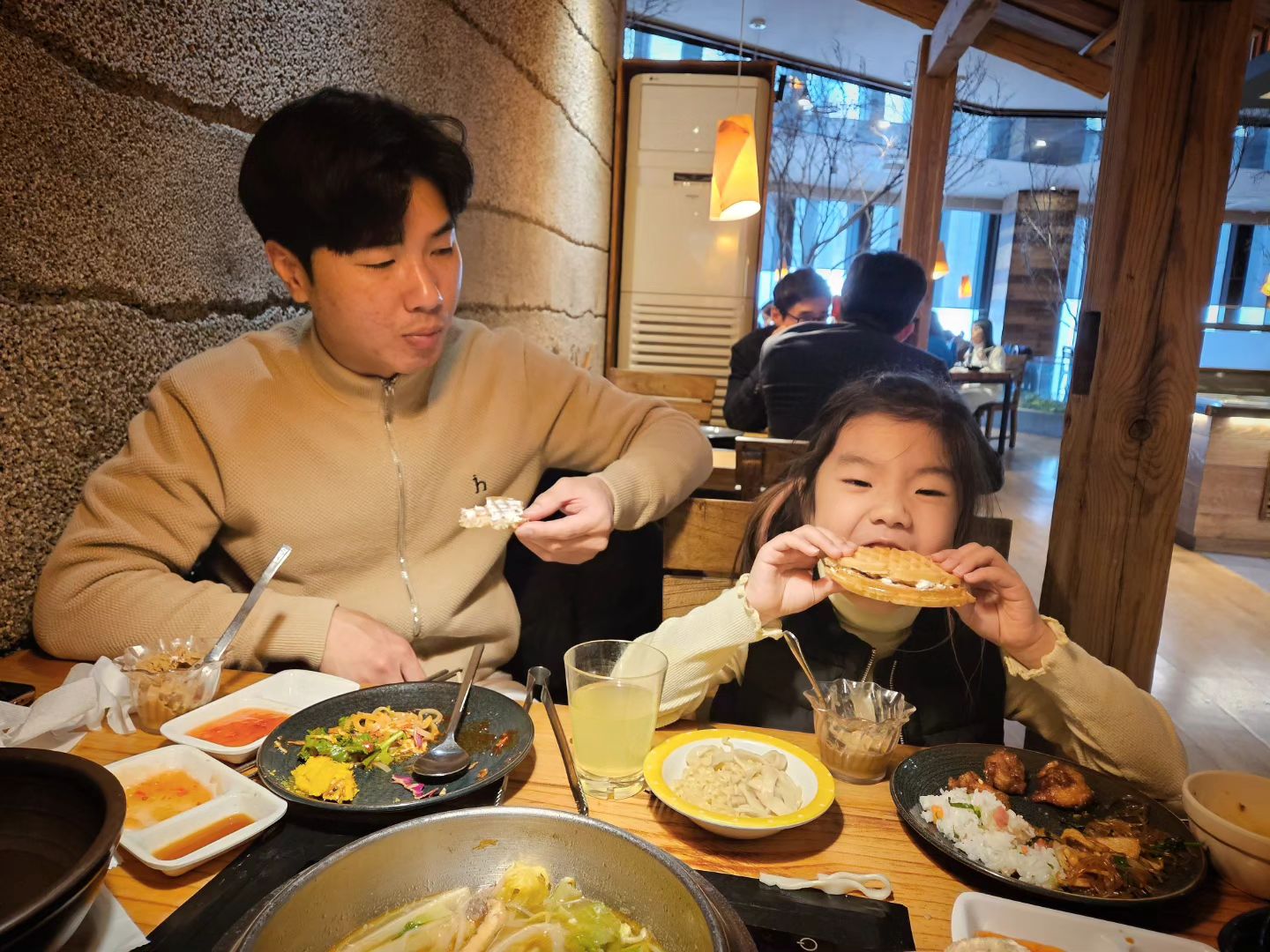 #월요일휴무✔️ #초딩방학중 #아빠한달휴가중 
.
1월 한달 셧다운으로 일 쉬었던 남편은 
오늘이 마지막휴가ㅋㅋ
내일부터 출근하니 오늘은 초희랑 셋이 
여유시간가지며 하루보내기 🫶
.
#초등학교방학두달 #이제겨우한달지남 #딸스타그램💕
