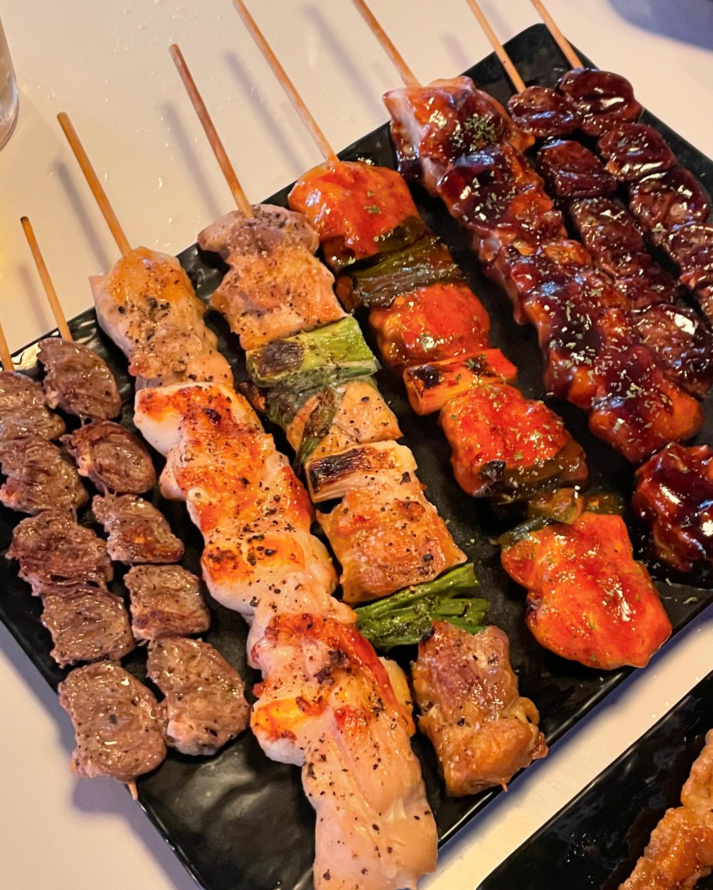 #협찬 

닭꼬치 종류도 다양하고 낮술하기 좋은 곳(๑´ڡ`๑)
여름에는 2층 탁트인 창가자리가 인기있어서 먼저 자리가 꽉 차고,
닭꼬치 외에 탕,닭발,샤베트 등 사이드 메뉴도 많아서 
간단하게 1차,2차로 즐기기 좋은 신도림 술집입니다♡

📍#수내닭꼬치 신도림점
서울 구로구 새말로 16길 33 1,2층

#신도림술집 #신도림맛집 #닭꼬치맛집 
#꼬치구이 #꼬치맛집
