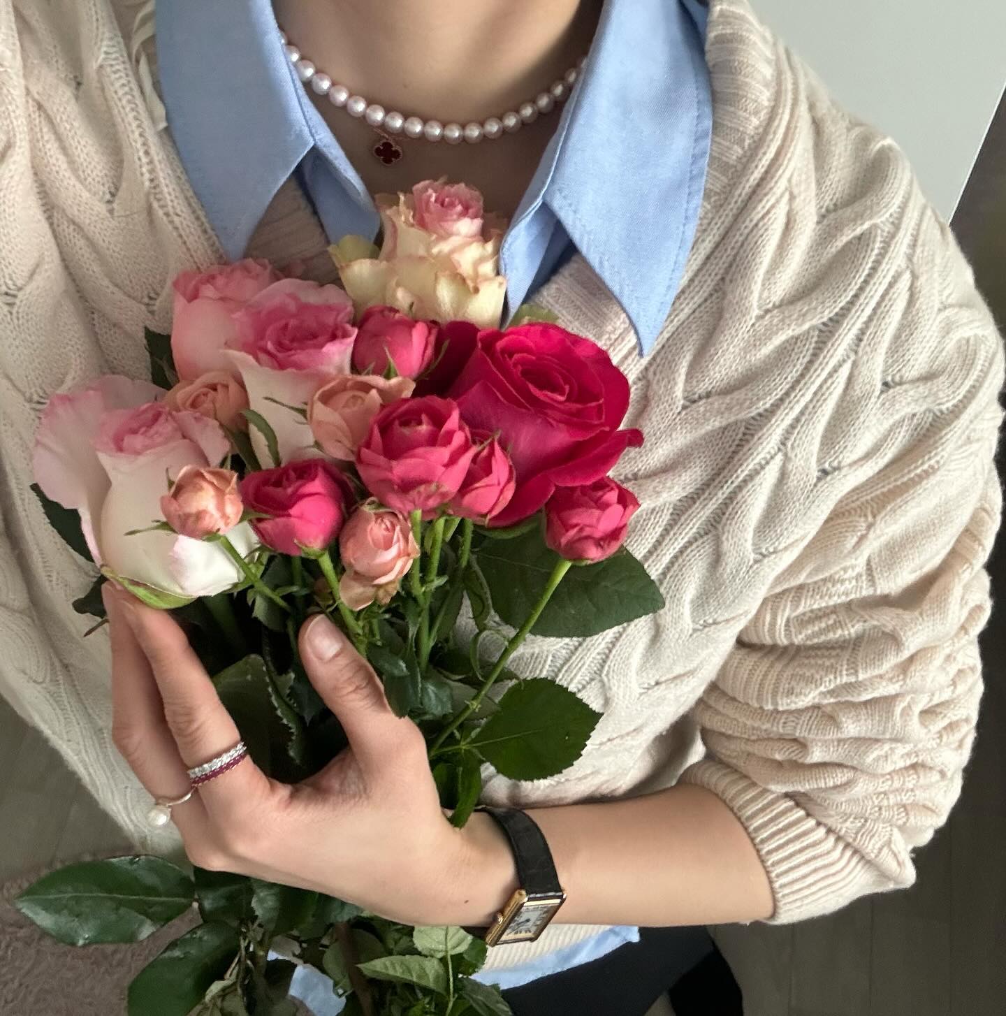 소비를 안 한다 다짐했지만 한달에 한번 꼭 구매하는게 있는데 바로 꽃! 꽃에 대해 예쁘고 무용하단 말을 했었는데 그 말 취소! 
아름다운 건 그 자체로 유용하다🌺🌹🌷

월급 들어오는 날이면 구독 사이트 들어가서 그 계절의 꽃을 구매해요, 그리고 퇴근 길 시장에서 제철과일도 손에 한 팩 🍓

계절의 변화를 느낄 수 있는 소소한 행복들