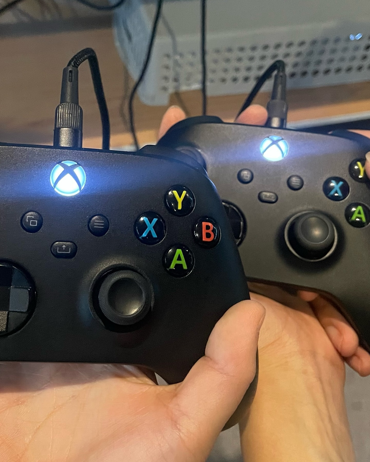 🎮 청주 이색데이트 펀앤조이

 막상 닌텐도 사면 금방 질려서 안할까봐 머리속에서 잊혀지고 있었는데 마침 청주에 닌텐도 게임방이 있다고 해서 방문해봤어요!! 

펀앤조이 동남지구점은 24시간 무인 운영! 

엑스박스 / 닌텐도 스위치 중 쇼파색을 확인하고 
원하는 곳에 앉아 테이블 오른쪽 QR 들어가서 결제하고 
닌텐도는 홈버튼, 엑스박스는 Xbox버튼을 누르고 게임시작하면 됩니다:) 

FC24, 마리오, 커비, 오바쿡드, 테트리스 등등 게임 종류가 많이 있어 친구 가족 연인 모두 즐길 수 있는 공간입니다 (ؔᶿ̷⌔ؔᶿ̷)

각 자리마다 선풍기, 충전기, 담요, 설명서 구비되어 있는 센스🤩
 
1시간 6,000원 2시간 11,000원 3시간 15,000원 5시간 20,000원
—–—–—–—–—–—–—–—–—–—–—–—–—–—–—–—–—–—–—–—–
📍주소 : 충북 청주시 상당구 용암동 3072, 5층 펀앤조이 
⏰ 영업시간 : 연중무휴 (00:00 - 24:00)
🚘 지하주차장 주차 가능 (태블릿으로 주차정산) 
—–—–—–—–—–—–—–—–—–—–—–—–—–—–—–—–—–—–—–—–

#수건커플💚 #청주이색데이트 #펀앤조이 #청주닌텐도게임방 #청주플스방 #fc24 #마리오 #커비