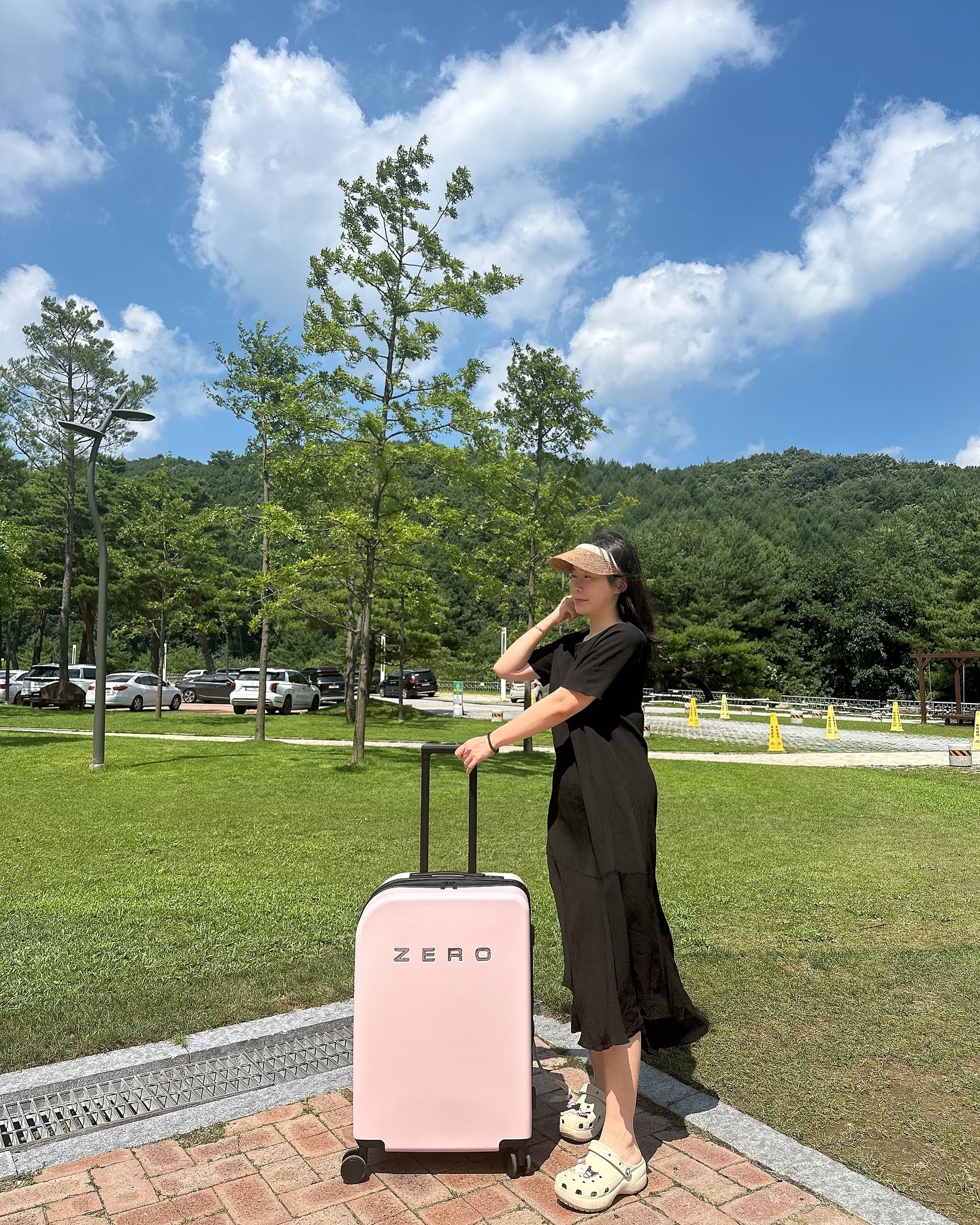 #협찬 zeroluggage #제로러기지 #캐리어

매주 여행다니는 저에게 캐리어는 필수!

제로 캐리어는 정말 디자인부터 성능 다 잡은 제품으로 진짜 대만족하고 사용했어요~

처음 접해보는 스케일 핸들 (무게측정저울) 기능은 신세계!! 체중계 왔다 갔다 안해도 되고 짐 쌀때 엄청 유용해요!

소재는 독일산 100% PC 소재로 고가 스펙이라 튼튼하게 오래 사용가능!
 
그외에도 TSA Lock 기능부터 지퍼 바퀴도 아주 고퀄리티라 끌고 다닐때 너무 부드러워요~

튼튼하고 디자인 이쁜 캐리어 찾는다면 적극 추천해요!

#패션 #28인치캐리어 #24인치캐리어 #여행가방 #트렁크 #데일리룩 #캐리어 #리뷰가수익이되는곳 #튼튼한캐리어 #먹스타그램 #뷰티 #공팔리터 #폴리카보네이트캐리어 #화물용캐리어 #제로캐리어 #가벼운캐리어 #셀카 #화물용캐리어 #N잡러