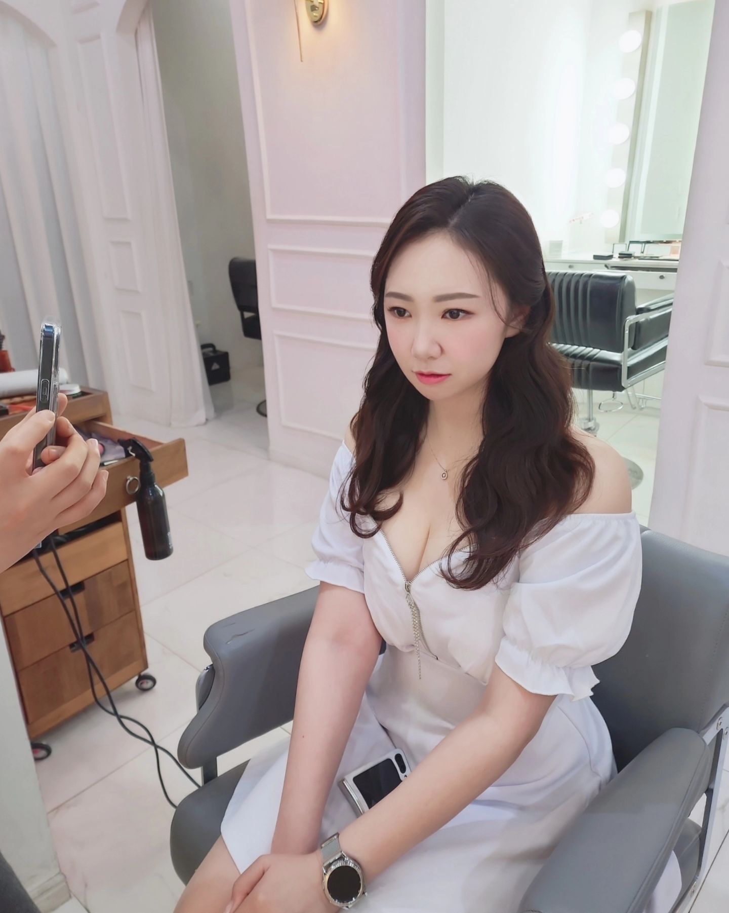 𝙎𝙐𝙍𝘼 𝘽𝙀𝘼𝙐𝙏𝙔 🤍

프로포즈 받는 날 예쁜 모습으로 받을 수 있도록
저에게 찰떡콩떡인 메이크업을 해주신 수라뷰티 원장님!
덕분에 예쁜 모습으로 남길 수 있었어요.

정말 인생메이크업이라고 할 수 있을 정도로
마음에 쏙 들었던 러블리한 메이크업은 잊지 못할꺼에요.
메이크업 뿐만 아니라 헤어 스타일링까지 완벽했던 수라뷰티.

비포사진이 참담해보일 정도로 대변신시켜주셨답니다.
덕분에 행복한 날 예쁘게 남기게 해주셔서 감사합니다.🙏🏻

천안 헤어메이크업 잘하는 곳 = 수라뷰티

sura_gaeun_
suramakeup

📍SURA BEAURY 수라뷰티 메이크업
충남 천안시 서북구 성정중4길 39-3 1층 수라뷰티
⏰️ AM 10:00 ~ PM 6:00 월요일 휴무

#천안메이크업 #천안메이크업샵 #천안메이크업잘하는곳 #천안메이크업예쁜곳 #천안헤어메이크업 #천안헤어메이크업잘하는곳