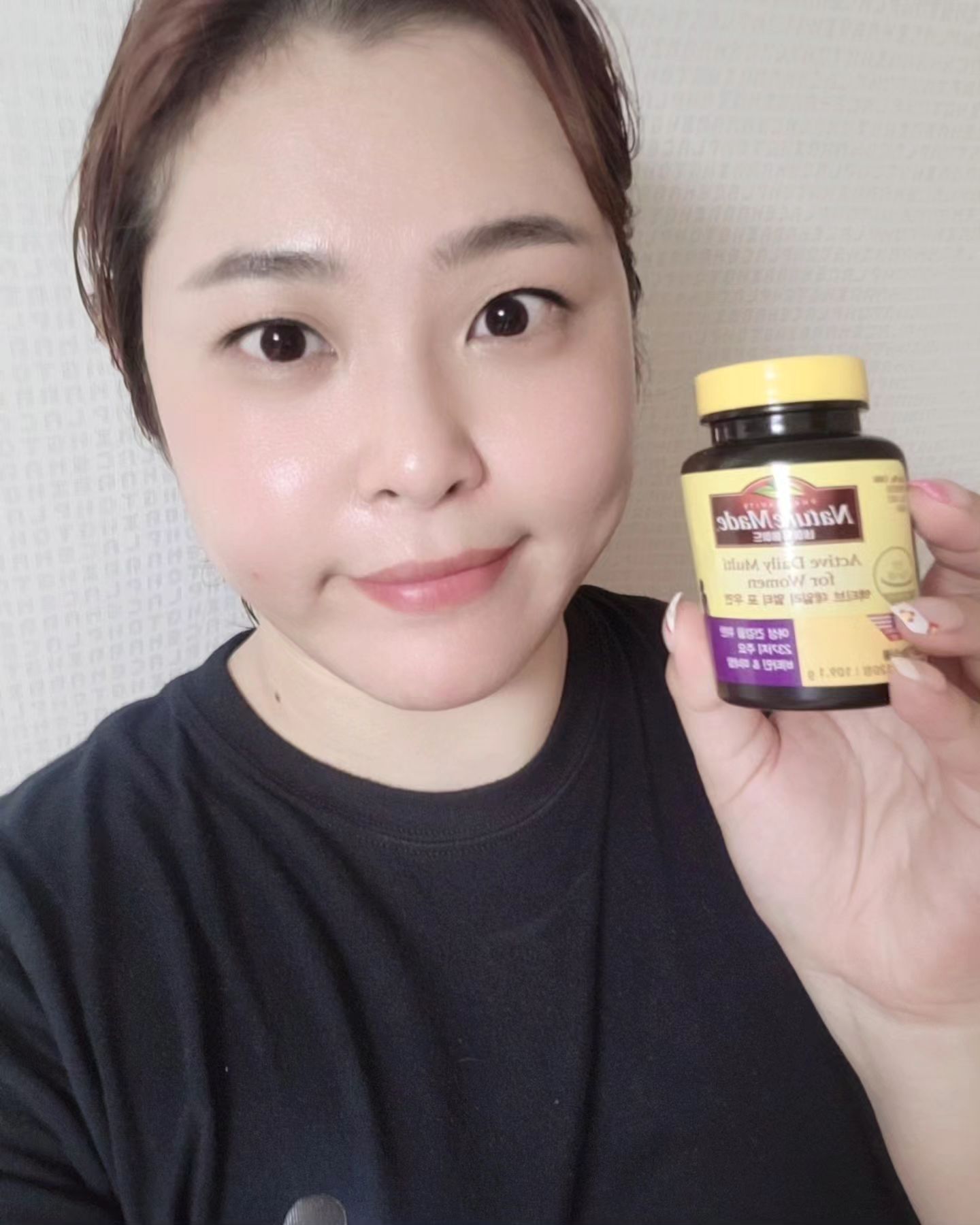 #협찬 #네이처메이드

20대일때는 건강관리에 소홀했지만 30대에 들어서면서 건강관리를 무시할 순 없겠더라고요 이런 부분이 체력으로 다 드러나게 되어 집에서 영양제를 꾸준히 챙겨먹고 있는 편이에요

그 중 비타민과 미네랄, 철분 그리고 엽산은 여성들에게 필수적인 영양소인데요 네이처메이드 멀티포우먼 하나면 이 영양소를 한꺼번에 섭취할 수 있어 좋아요

특히 멀티포우먼를 제조한 네이처메이드는 미국 판매1위 식품브랜드이고  통역, MC, 방송활동 등 다양한 활동을 하는 안현모가 챙겨먹는다고해서 더욱 신뢰가 가는 제품이에요

올리브영 드럭스토어 등 온오프라인으로 구매가능하며 공식물 구매시 전국 무료배송에 첫구매10%할인 , 적립금혜택이 있다고하니 공식몰에서 구매하는 것 추천드려요

우리 다같이 하루에 한번 2알로 건강지켜보아요

 #추석선물추천 #종합영양제 #데일리비타민 #멀티비타민