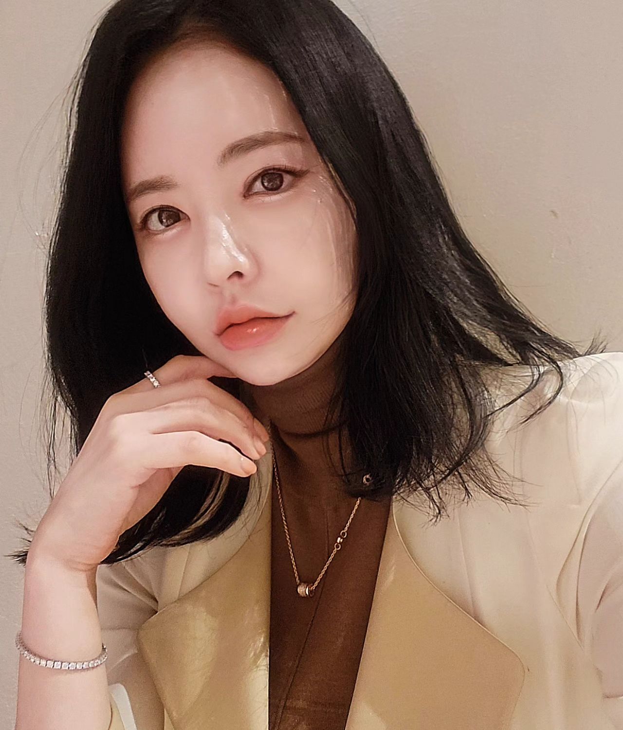 진짜아파요. .
근뎁 변신시켜주셔서 감사도링 히히♡

#강남헤어샵추천 jenny_jjung 
은경언니가 메컵해주던 시절 그때그시절그곳 
다시 히힛 #요닝