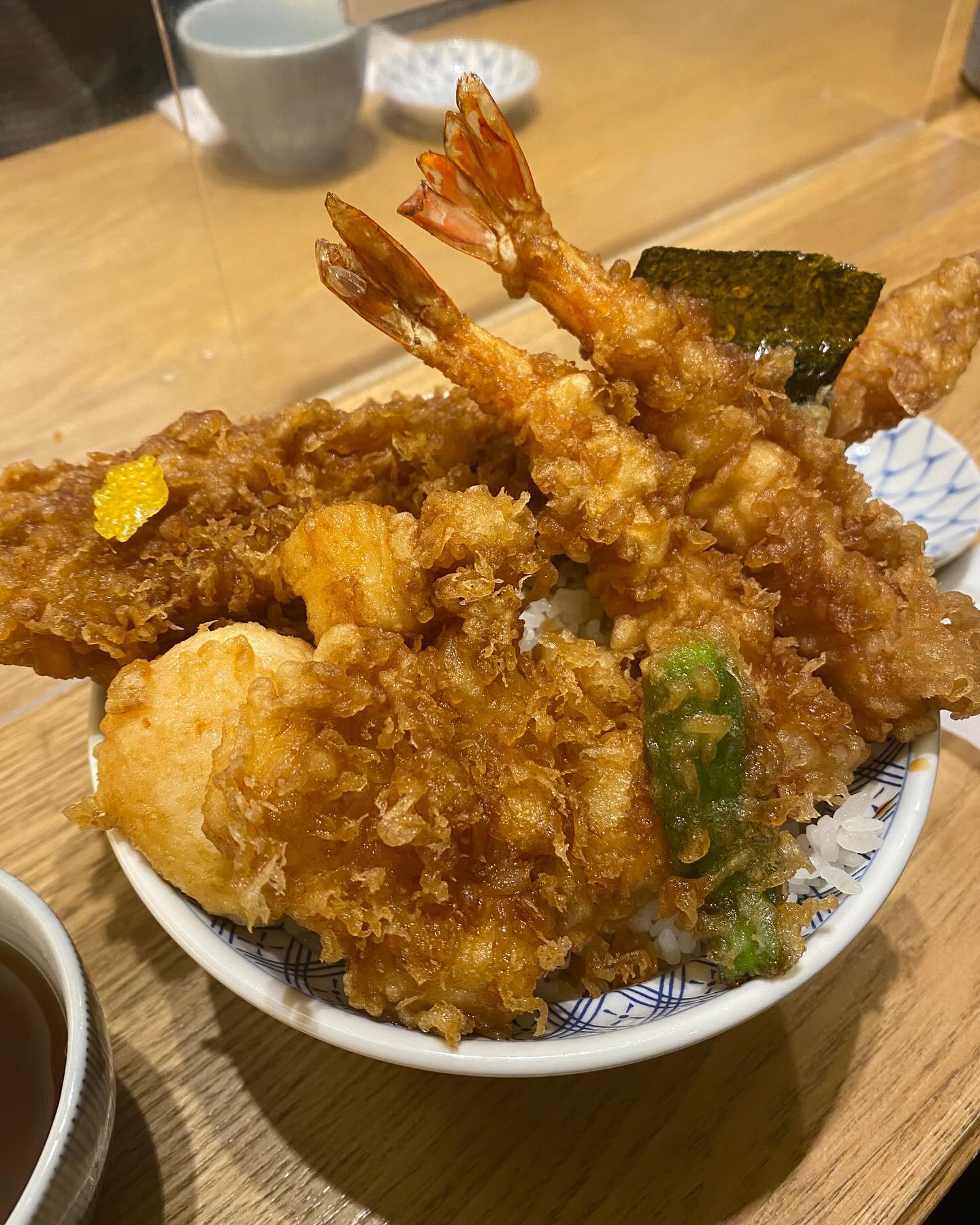 天丼愛してる

도쿄의 텐동 맛집 나 장어 좋아했네 🥹💗
진짜 말이 필요없다 넘.맛! 
튀김이라 느끼할수 있지만 맛있는 생강과 다꽝이 있다 👍

매장이 작은편 웨이팅 필수..
나는 50분 기다렸다! 보람있었다! 😵 
기다리면서 따뜻한 차도 마실수있당 🍵
식당 bgm 이 독특하다… 😅 
영상에 살짝 들리는데.. 뭐라고 하는건지 아시는분..? (즈또, 즈토, 스토 ???)

📍가네코한노스케 본점 日本橋 天丼 金子半之助 日本橋本店

#텐동 #도쿄맛집 #도쿄텐동 #줄서는식당 #일본여행 #도쿄먹방