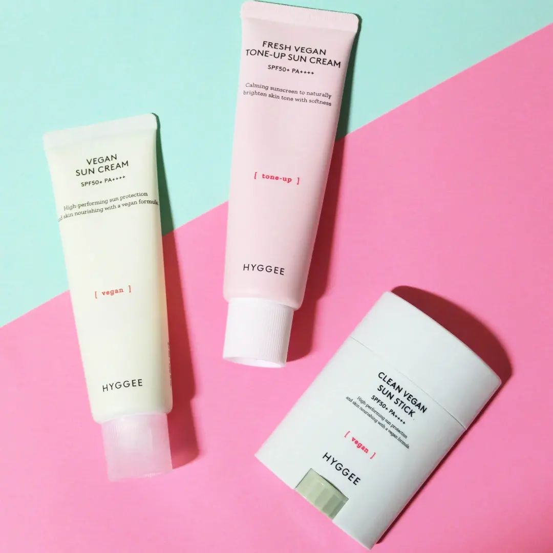 #협찬 

🍀휘게 비건 선크림 50ml
SPF50+/PA++++

🔸2021 화해 뷰티 어워드 1위 
🔸수분 에센스 타입 촉촉 선케어 
🔸100% 이브 비건 인증 완료 
🔸자극 수치 0.00 안심 저자극 

마치 수분 에센스를 바르는 듯한 촉촉한 발림성으로 빠르게 흡수되면서 수분광을 예쁘게 남겨주는 선크림이에요. 
다음 단계에 어떤 베이스를 올려도 잘 먹게 해 주는 수분 베이스 역할도 톡톡히 하더라구요. 

🌿휘게 프레쉬 비건 톤업 선크림 50ml
SPF 50+ /PA++++

🔹비건 표준 인증원에서 비건 인증 완료 
🔹100% 무기자차 베이스 안심 논나노 선케어 
🔹칼라민 파우더 함유로 피치빛 톤업 효과 
🔹해양 생태계와 산호초를 위협하는 유해 성분 배제 
🔹자극 지수 0.00 테스트 완료 
🔹피부 일차 자극 테스트 완료 

디자인은 물론 환경을 생각해 친환경 패키지로 리뉴얼 된 것은 물론 한 톤 더 밝은 피치빛으로 생기 UP, 비건 포뮬러로 재탄생했어요. 
바르는 즉시 예쁜 피치빛으로 화사하게 톤업되고 선크림 속에 함유된 칼라민 파우더 특유의 파우더리함으로 보송하게 마무리되는 산뜻한 톤업 선크림이에요. 비건 포뮬러여서 눈시림도 없고 피부가 편안해요.

🌱휘게 클린 비건 선스틱 20g 
SPF 50+ /PA++++

▪100% 이브 비건 인증 완료 
▪지구를 위한 업사이클린 원료 처방 
▪칼라민 파우더 함유로 유분과 피지 조절에 도움 
▪애프터 진정 선케어 

넓은 면적과 스마일 모양의 단면 덕분에 얼굴의 굴곡진 부분은 물론 팔, 다리 등 몸에 바르기에도 편하고, 컴팩트한 사이즈로 휴대하기도 좋은 선스틱이에요. 
업사이클링 과정을 통해 아보카도 열매에서 추출한 유효성분이 피지 케어에 도움을 주고 칼라민, 알란토인, 마데카소사이드 등 3중 수딩 콤플렉스가 피부 스트레스 완화와 함께 피부 진정과 보호에 도움을 준답니다. 
여러 번 덧발라도 답답함 없이 피부에 가볍게 밀착되고 마치 프라이머를 바른 듯 모공을 싹 메꿔주면서 피지 조절까지 되니까 피부결 정리도 되더라구요. 보송하고 산뜻하게 마무리 되어 데일리로 부담 없이 사용하기 좋아요. 

겨울에도 무조건 발라줘야 하는 자외선 차단제!! 
피부가 편안한 💋휘게 비건 선케어💋 중에 골라보세요!! 

#화해 #화해SNS리뷰단 #휘게 #선크림 #선스틱 #비건 #선크림추천 #비건선크림 #톤업선크림 #비건선스틱