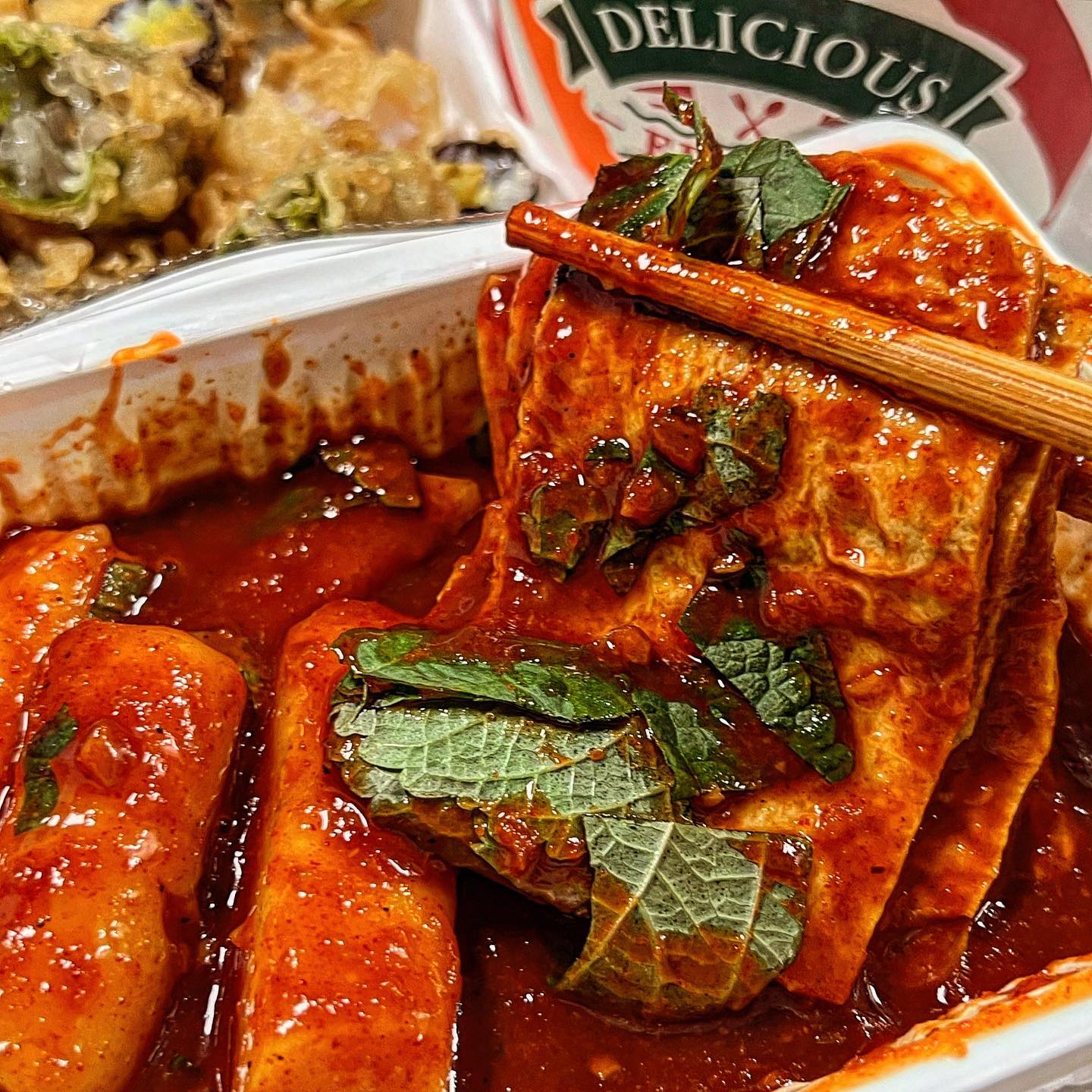 떡튀떡튀, 배달 끊겠다고 말한지 1시간만에 시켜먹은 #신촌깻잎떡볶이 🚩 DK만 시켜먹다가 너무 야식이라 가볍게 오뎅 튀김 떡볶이!! 여기는 좋은게 <떡만 선택, 오뎅만 선택> 할 수 있는 칸이 있더라구여

떡볶이 별로 안좋아하는데 요렇게 세트로 먹으면 좋아함,
나는 오뎅파🙋🏻‍♀️🙋🏻‍♀️🙋🏻‍♀️🙋🏻‍♀️🙋🏻‍♀️

옛날 분식집 떡볶이 맛은 전혀아니고,
달달하면서 생강느낌도 나는 그런 양념,
꾸덕해서 튀김 찍어먹기 좋아요.

요런스타일 좋아하는 사람들은 좋아할 듯
(나는 반호)

뜨건 오뎅국물 한입 딱 하면~레알 굿🫶🏽🫶🏽

그래도 서면에서 떡볶이 최애는 #루마떡볶이 ❤️

📍서면_신촌깻잎떡볶이
-
-
-
#차밍푸드 #차밍푸드_서면 
#서면맛집 #서면배달 #서면분식 #서면맛집추천 #서면떡볶이 #떡볶이맛집 #분식집 #부산분식맛집 #부산맛집 #부산맛집추천 #튀김 #서면데이트 #서면1번가맛집 #부전동맛집 #야식 #맛집정보 #서면시장맛집 #부전시장 #떡볶이 #부산노포맛집 #부산찐맛집 #떡볶이추천 #전포맛집 #kfood #koreanfood #tteokbokki