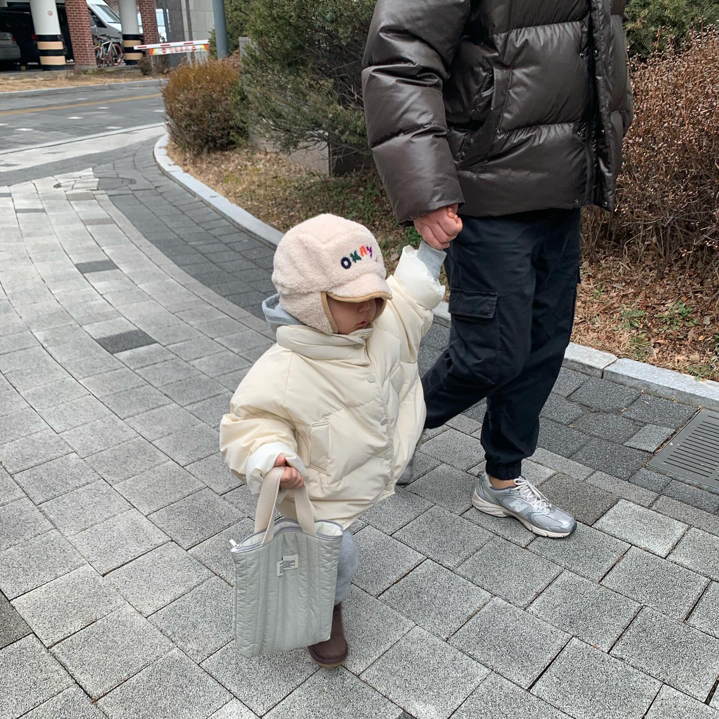 24.1.21
D+768
야니랑 보내는 주말일상💛
아침부터 아빠 손 잡고 동네산책🙊

모자가 넘 커서 앞이 살짝 안보이지만
그래도 귀엽다고하니 계속 쓰고있는 야니둥💓

머리자를 때가 되서 묭실 갔는데
첨으로 혼자 앉아서 잘라보는 내새꾸🙈

맨날 내품에서 안겨서 자르다가
울지도않고 씩씩하게 앉아있어주는 모습보니
기특하고 대견하고 장한데 먼가 아쉽네😭