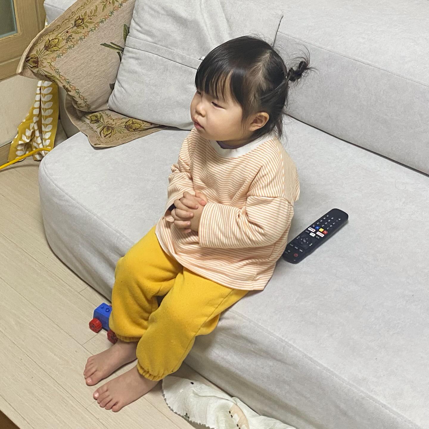 #채아스타그램
할머니집에서 간절하게 두손 꼭 모으고 뽀로로 보는중ㅋㅋㅋㅋ
뭐가 그리 간절했니 채아씌