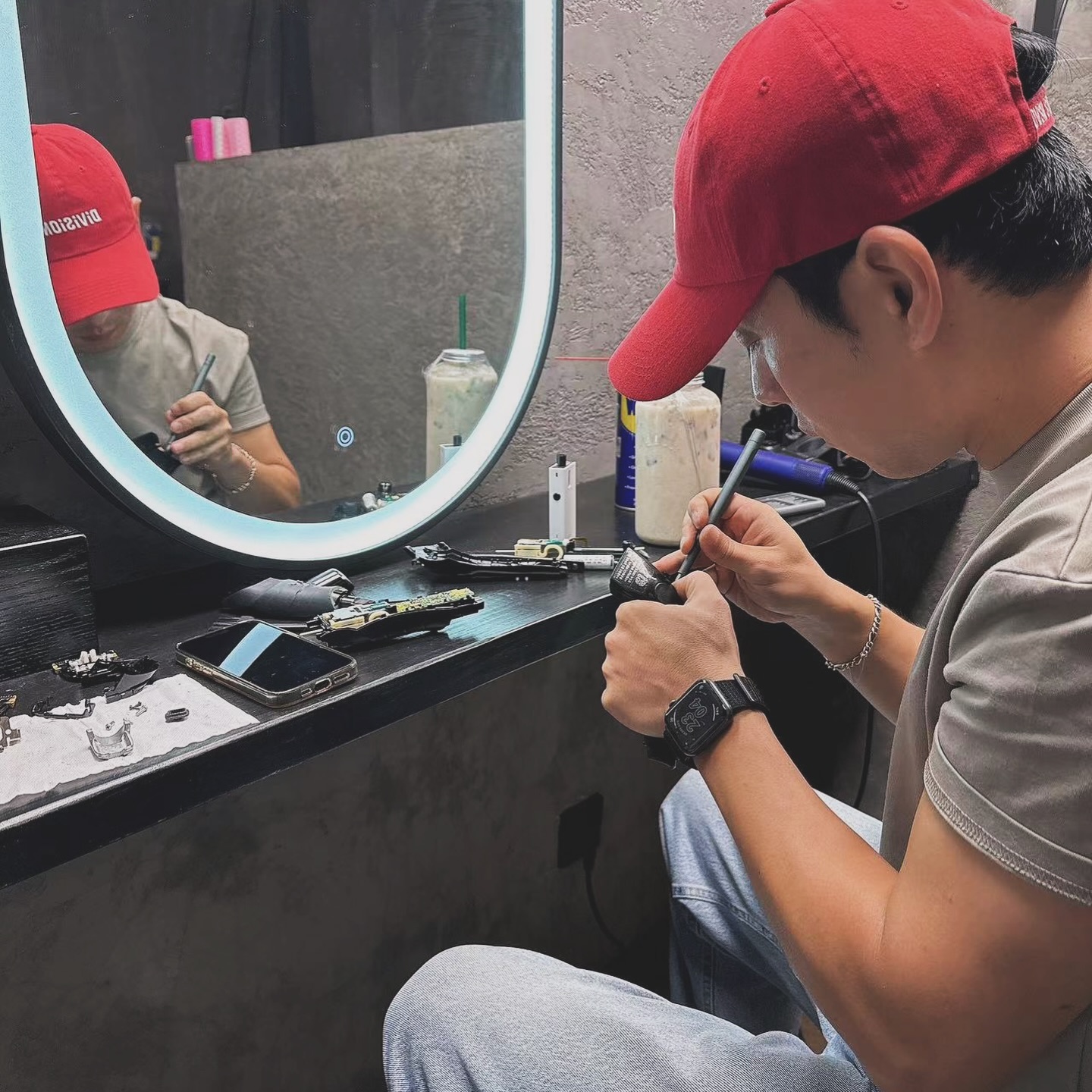 23:04... 클리퍼를 고쳐보아요
다행히 아직 고개 숙여도 이중턱이 없다☺️
(새벽에 #하이디라오 달린 건...)

#중국 #산동 #칭다오 #청도 #청양 #파나소닉 #바리깡 #클리퍼 #수리