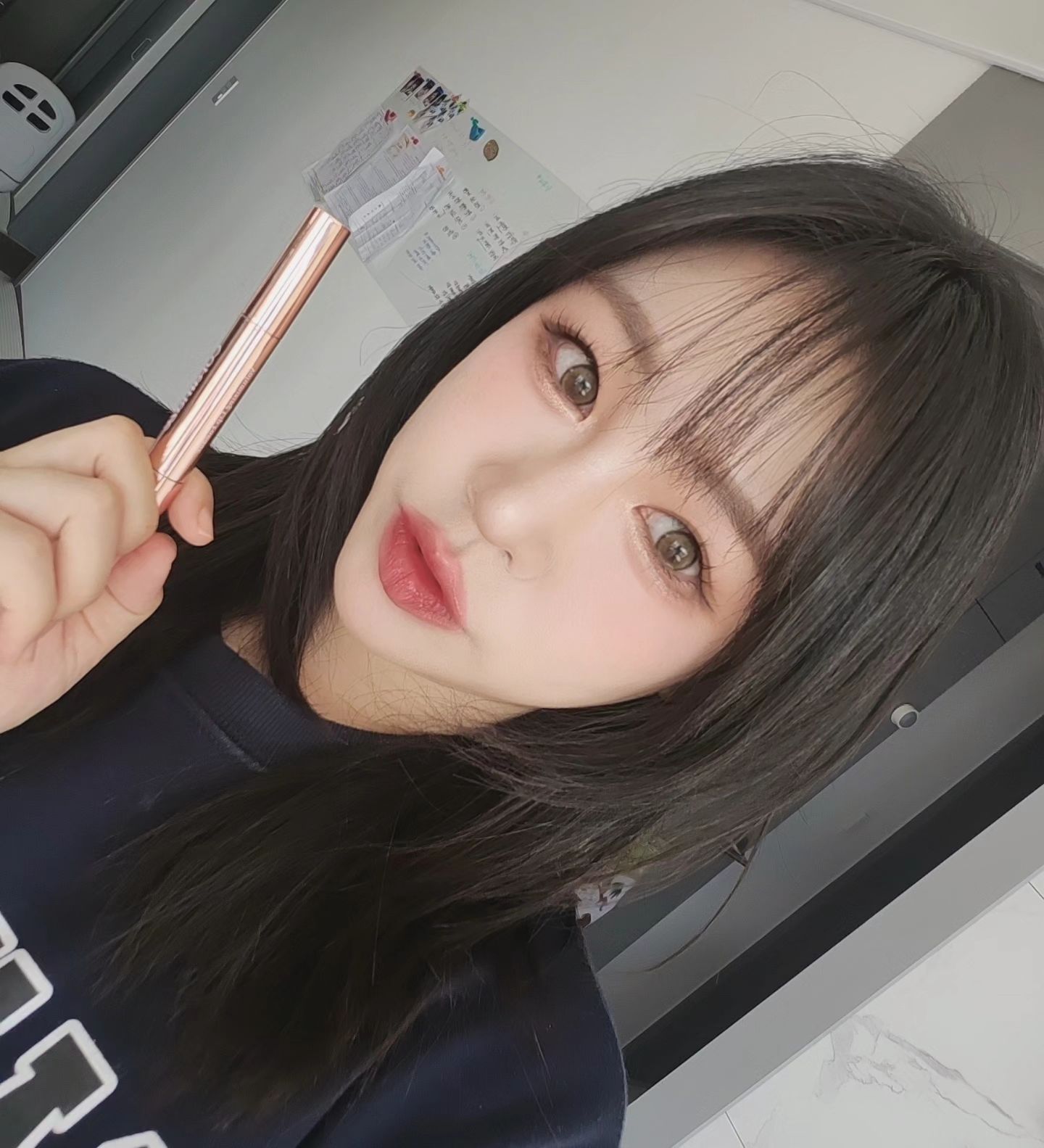 #광고
요즘 유행하는 촉촉한 립 만들기👄✨️
부드럽게 녹아드는 제형으로
볼륨감을 주는 플럼효과가 있어서
입술이 시원하게 화한 느낌
사진에 안담겼지만
광택이 진짜 너-무 예쁨!!💖

딥한 레드라 가을에 바르기 좋은 컬러❣️
가볍지도 무겁지도 않은 느낌의
광택이 너무 맘에 들어서
총 6가지 컬러 모두
깔별로 소장하고픈 제품🥰