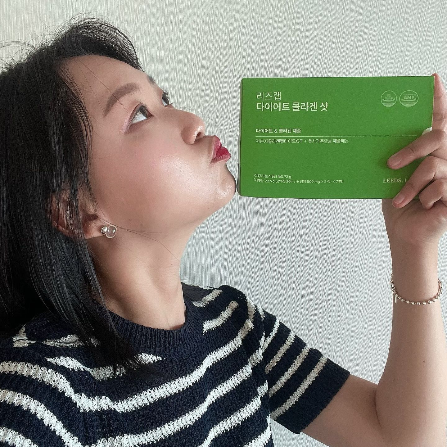 #협찬
다이어트로 인해 피부 푸석해진 분 !
리즈랩 다이어트 콜라겐 샷으로 관리해요💓

국내 최초로 복합제형 중 다이어트 기능성(체지방 감소)과
콜라겐 기능성(피부보습+자외선케어)을 한병에 함유 !

하루 한병으로 간편하고 맛있게 다이어트와 피부 미용을 챙겨요~

풋사과추출물애플페논 원료로, 콜라겐은 저분자콜라겐펩타이드GT 원료로 인체적용시험을 통하여 기능성을 인정받은 개별인정형 원료!

리즈랩 솔직후기 : 목넘김이 편하고 물 없이도 먹을 수 있는 정제 사이즈

.
.
.
.
.
.
.
#리즈랩 #리즈랩다이어트콜라겐샷 #다이어트콜라겐샷 #다이어트 #체지방감소 #콜라겐 #피부보습 #피부탄력 #UV케어 #저분자콜라겐추천 #풋사과추출물애플페논 #저분자콜라겐펩타이드GT