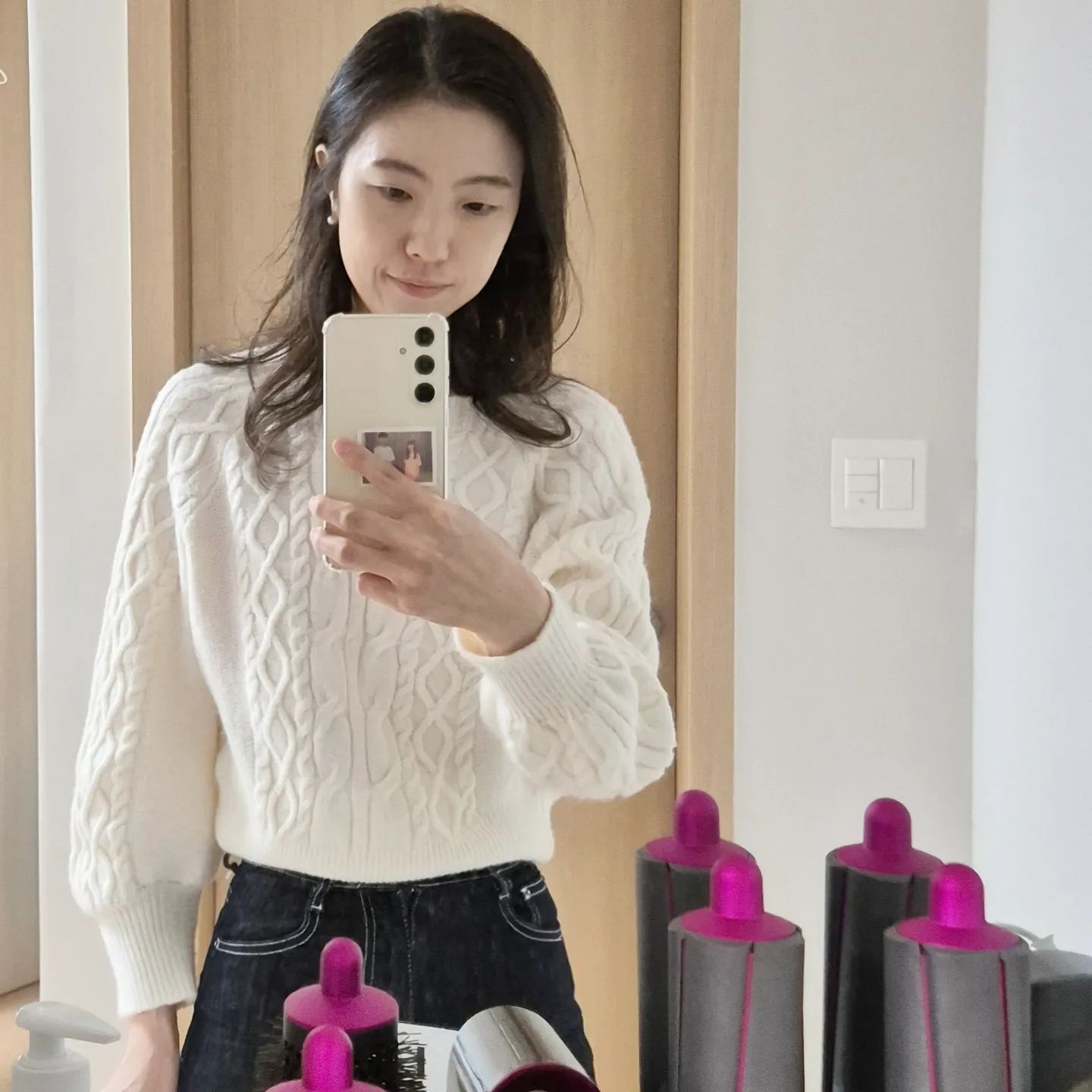 이번 감기가 무서운 이유...
아무것도 안해도 살이 훅 빠진다.
일주일을 약국약에 의존하다 문득....
1주일이상 복용해도 변화 없음 의사 진료 받으라는 문구에
혹시 하는 무서운 마음으로 찾은 병원..
모든 사람 다~~~증상이 같다. 열이 있고 없고 차이.
그 아픈 몸으로 출근한 나도 대단하고....
마스크 안벗고 있는데 어디서 걸린건지......
무튼 병원약 한방에 몸이 깃털처럼 가벼워졌는데
속이 아파 뭘 못먹으니 체중도 가벼워짐....ㅋㅋ
여자는 아프면 늙지만...
그래도 살빠진게 통통한 것 보다 낫더라는.....
감기기운 있으면 약국 NO
병원가서 한방에 잡으세요!