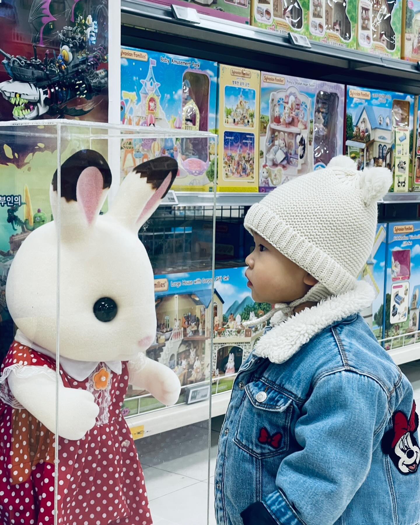 #405일아기 

주말에 아빠랑 데이투하고 
엄마 데리러 슝➰
토끼가 신기한지 초집중🐰
그리고 탱탱볼 득템!