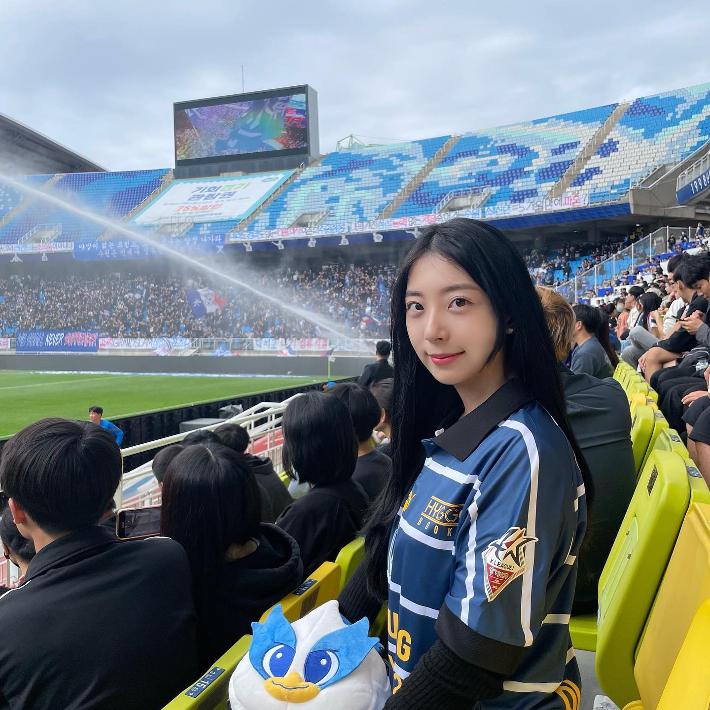 K League 1
33Round 
수원 vs 포항(1:0승)
유니폼 빠르게 사고 들가서 빠르게 입어보고 빠르게 벗어던지고 응원하기>.< 수원 사랑해💙🤍❤️