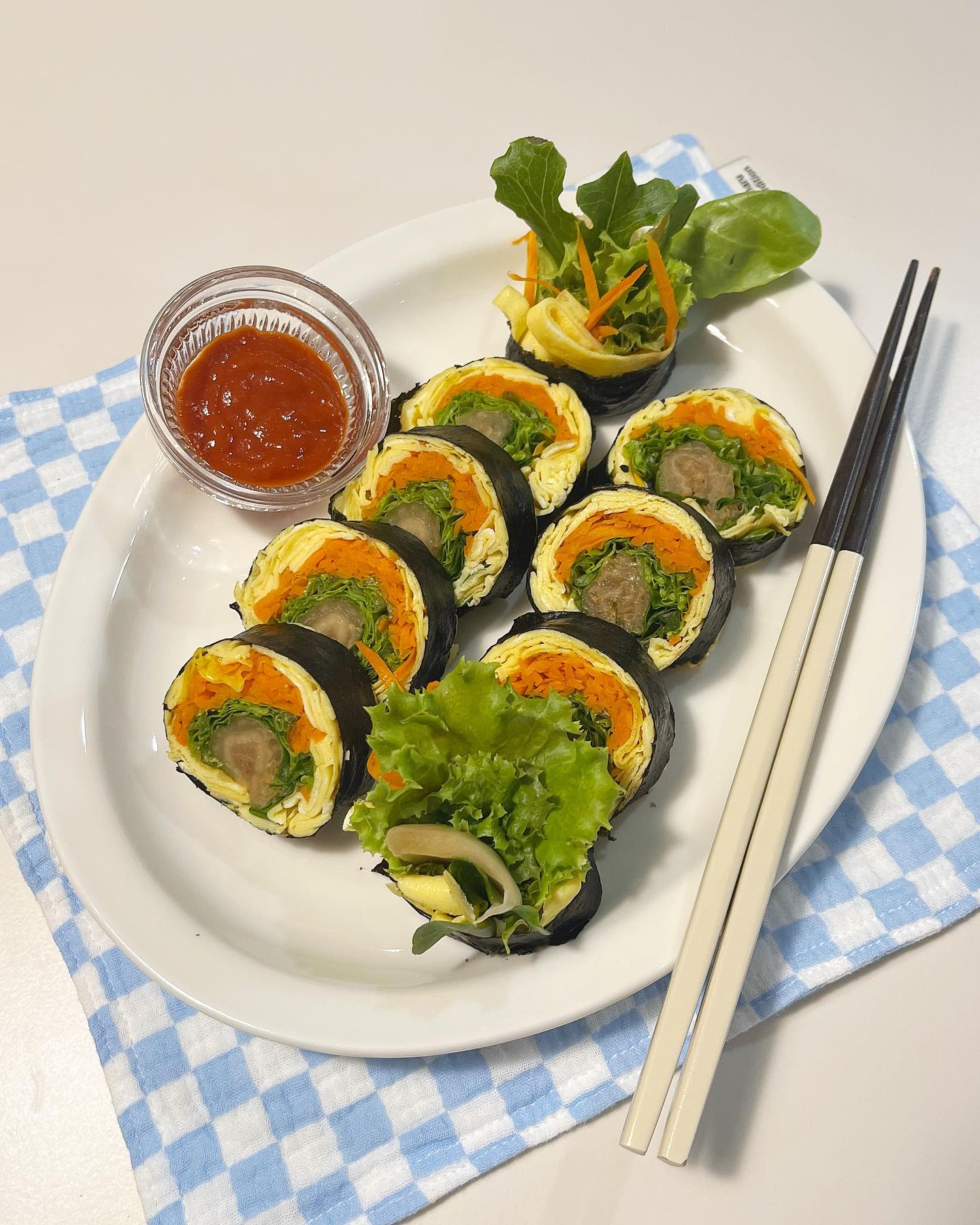 계란김밥 🍳🥬🥕

요김밥,!
김밥 잘 쌀 줄은 모르지만
비주얼 하나보고 무작정 만들기시작했는데요, 넘 이쁘게 나왔어요 💛

초록색야채는 직접키운거💚

스리라차 소스에 찍어먹으면 (꼭❗️)
느끼함도 싹 잡아주는 다욧김밥 

연휴 나들이갈때도 말아서 가려구요
요거요거 이쁘고 맛있고 다했다 👍🏻☺️

(2줄분량)
계란4개로 지단4장 (소금간)
당근1개로 채썰고 볶기 (소금간)
씻은김치 4장
각종채소
김밥말기