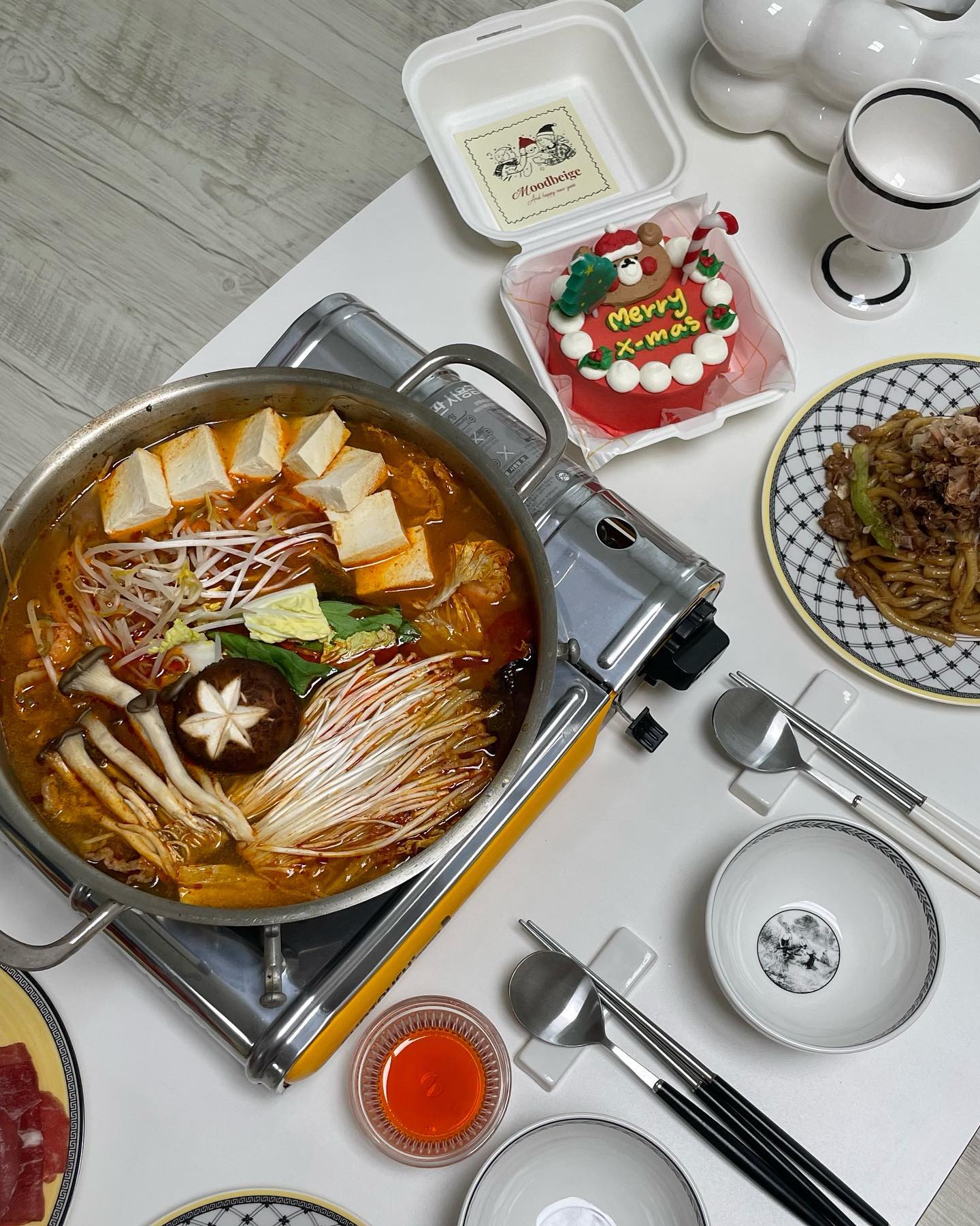이사한 집에서 집들이 시작💝
처음으로 먹어보는 밀키트 
#마라탕 🍲
#소고기야끼우동 
#크리스마스케이크 🐻