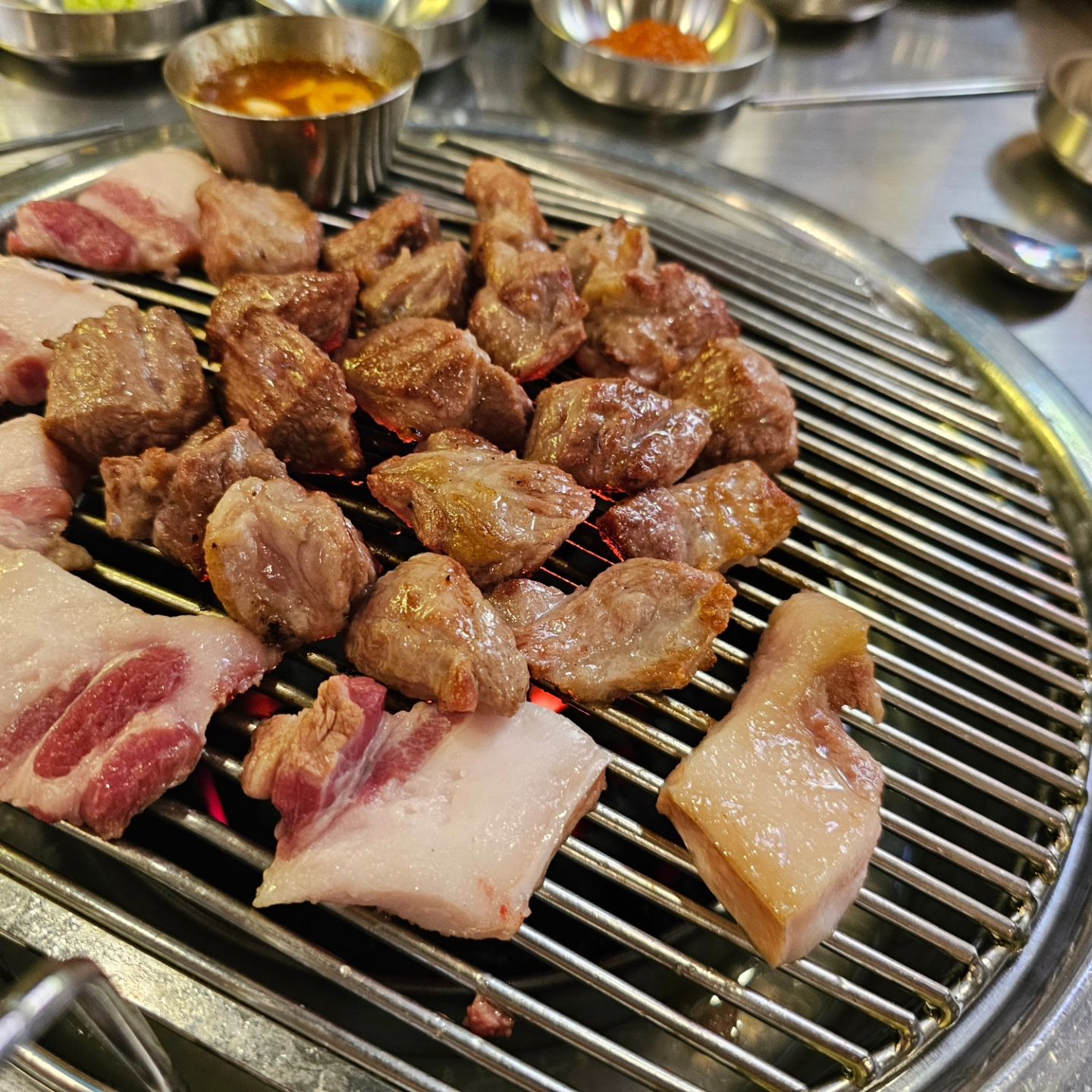 .
.
신시아 구경하고 들린 문선생 탄돈🥩
흑돼지 맛집으로 유명하다해서 고고씽‼️

제주도에서 당일 도축한 A+ 선별된
돼지만 항공택배 받아서 직접 손질하시고
하루에 12kg만 한정 판매하신다고 하더라구요.

사장님과 직원분들이 돌아가면서 직접 고기를
구워주시는데 서비스도 최고이지만 고기 
구워주시는 솜씨들 또한 최고네요❤️

밑반찬들도 흠잡을 때 없이 맛있고 
김치찌개는 역시나 흑돼지랑 잘어울리는
환상의 짝궁이었답니다ㅎㅎ

저는 조금 이른 저녁시간에 갔는데요 
먹다보니 웨이팅이 슬슬 생기더라구요
고기의 퀄리티가 다르니 서둘러서 방문해보세요🤗

📍주소 : 경기 시흥시 거북섬1길 4 101호(정왕동)
⏰️영업시간 : 매일 11시 ~  23시 
  22:00시 라스트오더 (화요일 휴무) 
⏰️브레이크타임 : 15시 ~ 17시
 (공휴일 및 주말은 브레이크타임 없음)
📞연락처 :  0507-1411-3382

#거북섬삼겹살 #문선생탄돈 #탄돈 #거북섬흑돼지 #거북섬맛집 #웨이브파크맛집 #오이도맛집 #시흥정왕동 #시화공단맛집 #정왕동맛집 #거북섬고깃집 #시흥프리미엄아울렛맛집 #신시아맛집