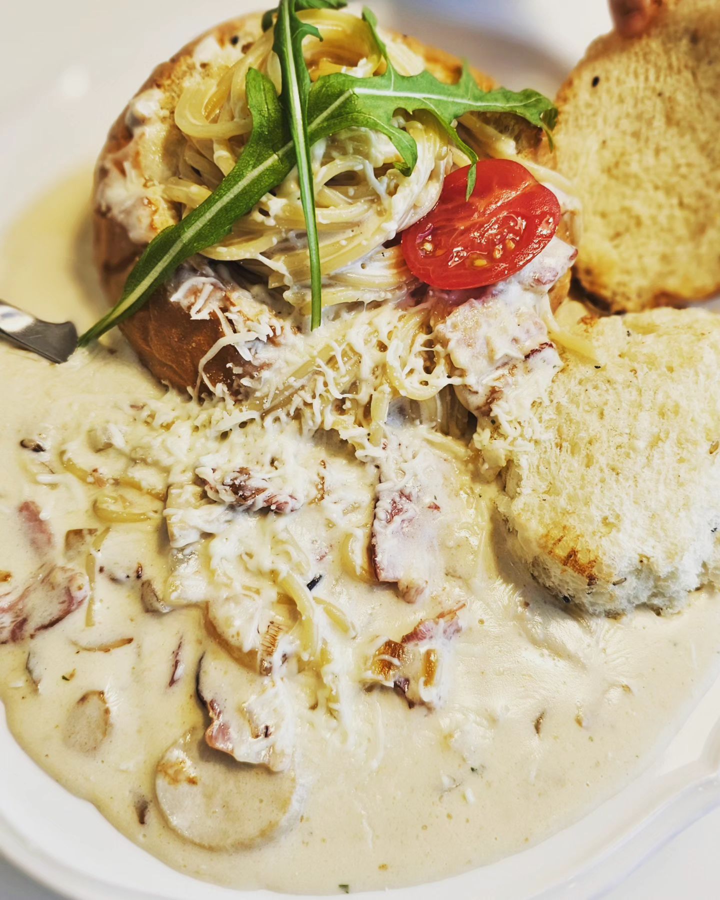 #협찬 #주말브런치
오늘은 구미옥계맛집 에이엠다이닝키친에서
 브런치를 즐겨 보았어요😋

특히 브런치 파스타 스테이크 피자 샐러드등 
다양한 메뉴들이 많아서 좋았답니다.

야채 과일이 듬뿍 들어가 있는 샐러드,
 부드러운 우유크림빠네, 앏은 고르곤졸라씬피자는
아이들이 완전 좋아하는 메뉴였어요😋

서비스도 친절하여 기분좋게 식사할 수 있었답니다.

구미에서 브런치를 즐기고 싶으신 분들에게
 추천해 드려요~❤️

#구미맛집 #구미아이랑가볼만한곳 #구미맛집추천 #옥계데이트 #옥계파스타 #옥계맛집 #옥계맛집추천 #구미옥계 #구미파스타 #구미파스타맛집 #구미아이와가볼만한곳
#구미옥계맛집 #구미옥계데이트 #옥계밥집 #구미양식맛집