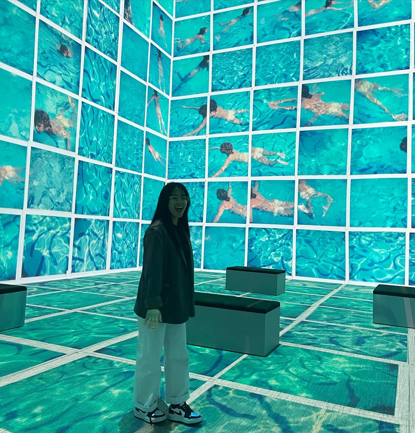 “물은 어떤것도 될 수 있다. 어떤 색도 될 수 있고 움직일 수 있고 시각적으로 정해진 것은 없다.”

”물이 튀는 장면을 찍을때 물은 이미 다른 무언가가 돼버린다. 이 순간이 너무 빨리 지나기 때문이다.“ 

“나는 그래서 물을 그릴 때 굉장히 굉장히 느리게 작업했다

_lightroomseoul 

✅ 전시기간: 2023.11.01.(수)~2024.05.31.(금)
✅ 전시장소: 라이트룸서울

신난다신나 🏊‍♂️ 💦