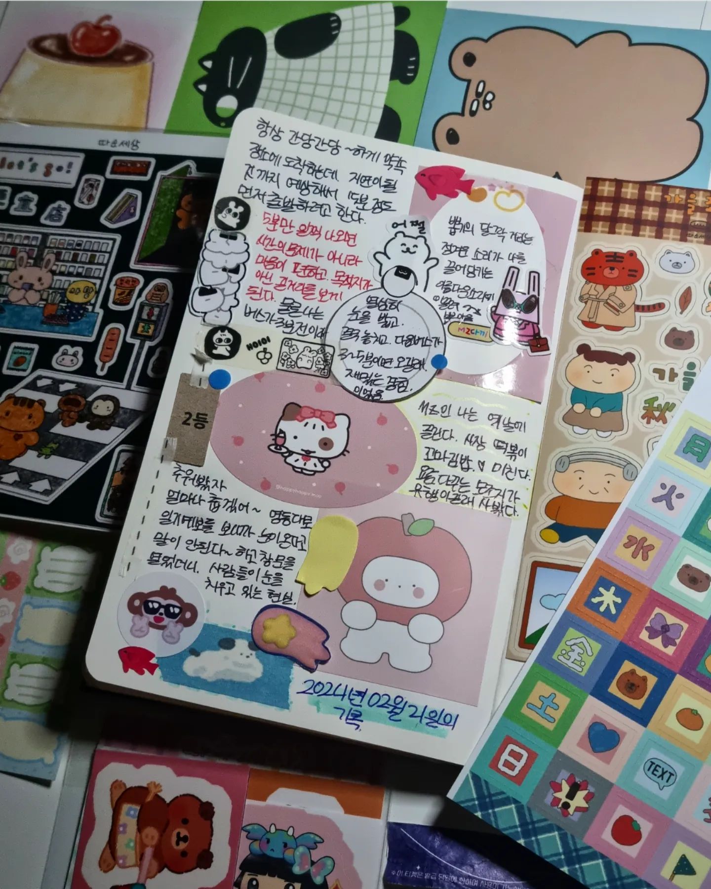 k 일페.... 시간 너무 훅훅 가버려서 아쉽고 당분간...
많아진 스티커를 왕이 아앙 쓰며 행복한 다꾸를 해야겠어요
2등도 뽑아보고 친구랑 스티커 나눠 사기도 해보고! 시간은 못 봤지만.. .솔직히 6시인지 몰랐다....
안내방송이 나오자마자 못 둘러본 끝 쪽 부스들을 쇼쇼 속 지나가는데
마감 전을 덮는 시간이라 너무 아쉽지만 행복한 곳에 갔다왔네요ㅎㅎ

아참 드디어 저의 주변에도 다꾸를 하는 친구가 생겼답니다!
저도 카페에서 카꾸를 해보는 날이 오겠쭁?

#문구덕후 #일러스트페어 #2024일러스트 #메모지 #모조지 #모조지스티커 #다꾸러맞팔 #메모지추천 #케일페 #케일페후기 #일러스트 #다이어리스티커 #문구덕후 #슴슴공작소 #새로운작가님 #스티커 #다꾸스타그램 #따순세상 #오늘의일기 #k일러스트레이션페어