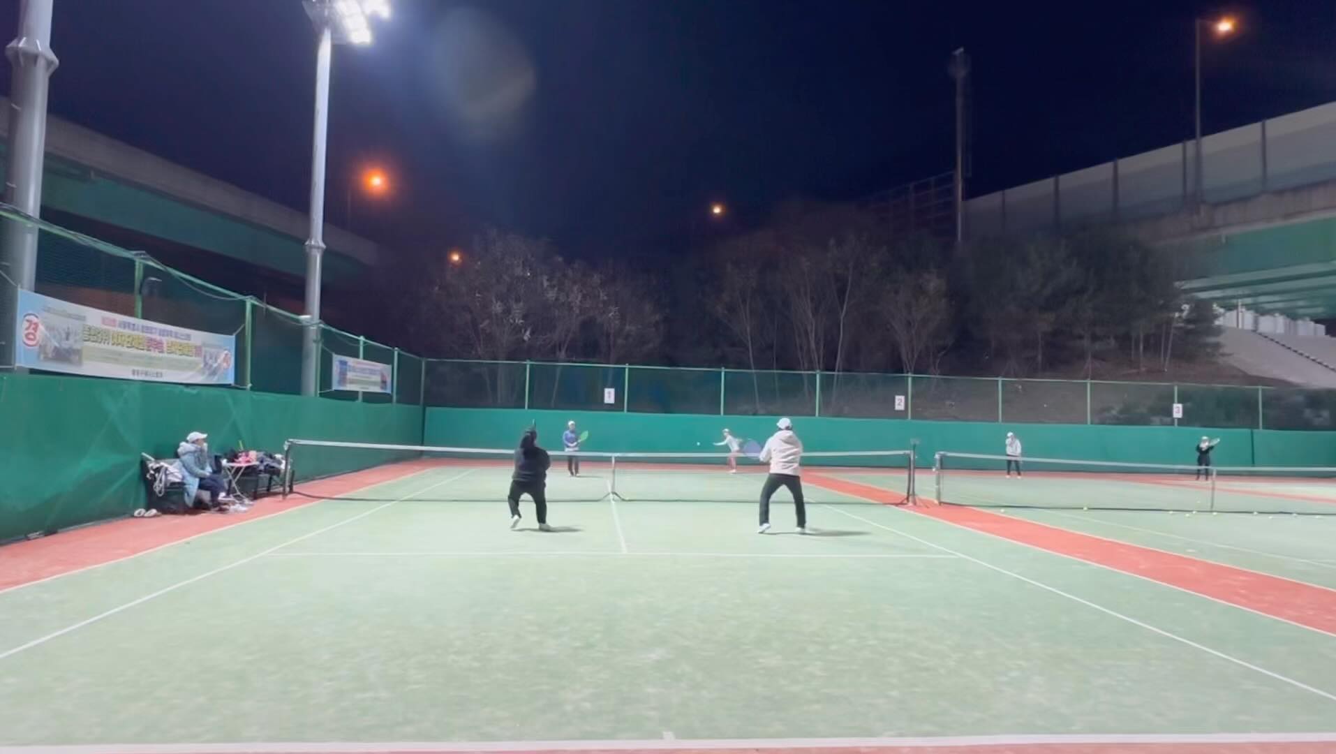 만나는 사람들마다 요즘 볼이 좋아진 것 같다고 해줘서 행복한 요즘😃

발리를 적극적으로 하다보니 에러도 많지만 재밌고, 코치님이 주신 피드백들과 새로 배운 것들을 계속 생각하면서 치다보니! 시합이 없어도, 연습하고 싶은 공들이 생겨서 목표의식이 생기는 중! 

겨울 테니스 넘 싫지만 쉬어갈 수 있는 타이밍이라 나름 즐기는 중 👊🏻