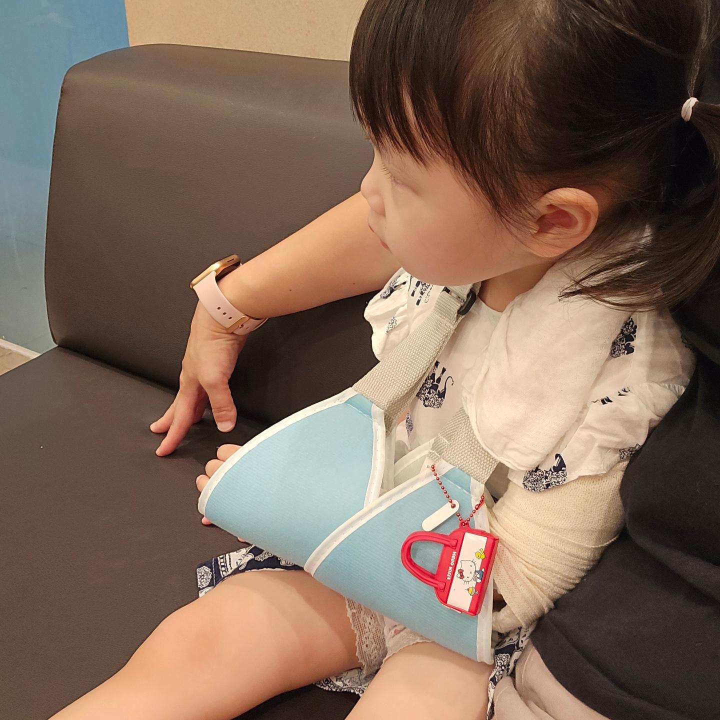 뼈가..잘안붙는거실화?
너무 움직이는거 같다고..🥲🥲🥲

팔꿈치로 내려줄수가없다고오....
이쁘게 붙어다오 뼈야..
올여름은..깁스로 다보내는구나🥲