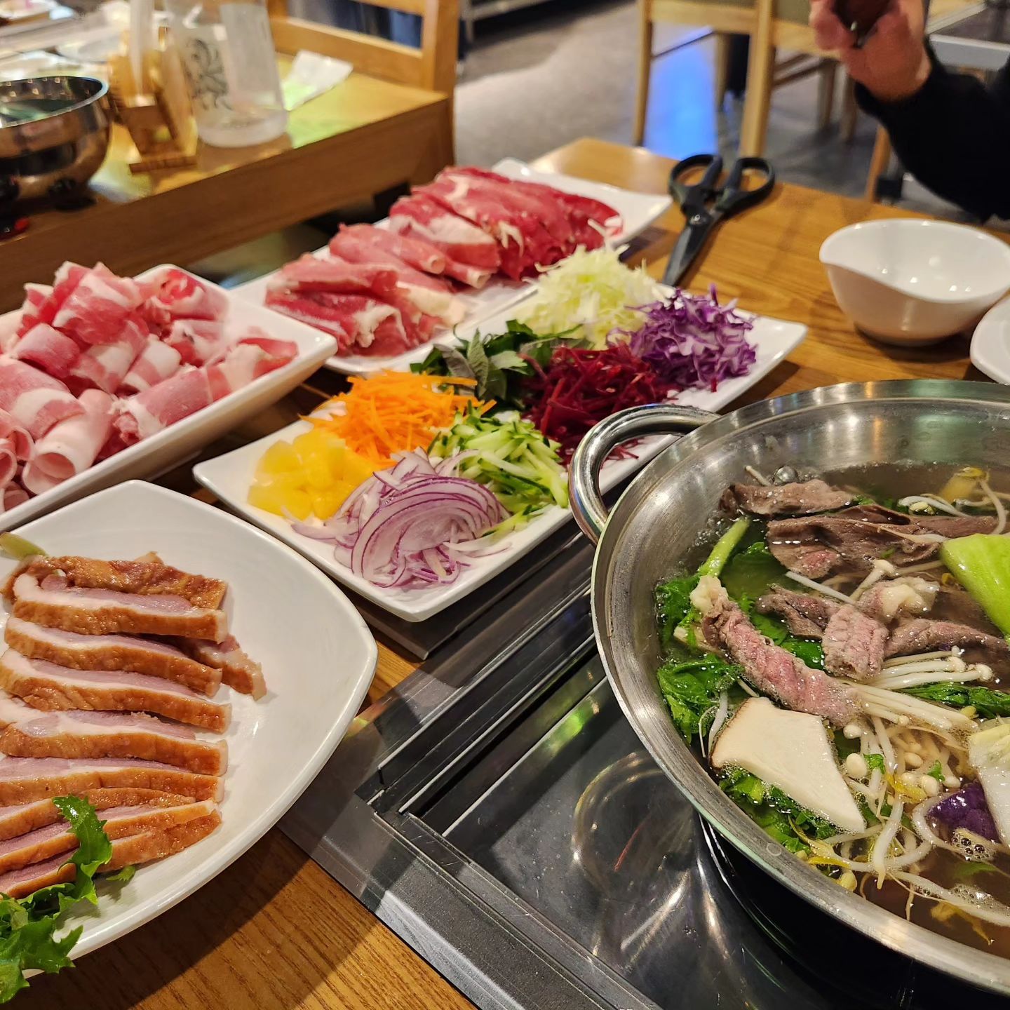 #협찬 
양재 #퀸즈가든 에서 샵샵&생맥주 무한으로 먹고 왔어요:)

저의 pick은
#디너스페셜세트 1인, 27,900원 (샤브고기+차돌박이+훈제오리+우삼겹+삼겹 무한리필)
#생맥주무한리필 1인, 4,000원

꺅😆 비주얼 난리나죠..?
야들야들한 #샤브고기 를 건져먹다가
#라이스페이퍼 에 각종 채소 및 고기를 얹어서
돌돌 말은 #월남쌈 을 냠~ #월남쌈장인 
여기에 고기맛이 찌~인하게 우러난 샤브샤브 국물과
시원한 #생맥주 🍺까지 곁들이면? 크~ #JMT 😋

그리고나서 마무리계의 국룰은 뭐다? 
외쳐 #탄수화물 !!인 칼국수로 마무리해줬어요><
사실 #칼국수 먹고 #죽 도 먹으려했으나
배불러서 죽은 못 먹은 거 안 비밀😉(힝.. 내 죽..)

고기부터 맥주까지 모든 게 #무제한 이라
가격이 넘나 합리적이어서 #갓성비 
지인 및 친구와 캐주얼하게 먹으러 오거나
#단체모임 하기도 좋을 듯해요🙂
.
#양재동맛집 #양재역맛집 #양재역밥집 #양재역점심 #양재역술집 #양재역고기집 #양재역샤브샤브 #양재역데이트 #양재역회식 #스토리앤체험단 #스토리앤미디어 queensgarden_shabu #옴팡_서울 #옴팡_강남